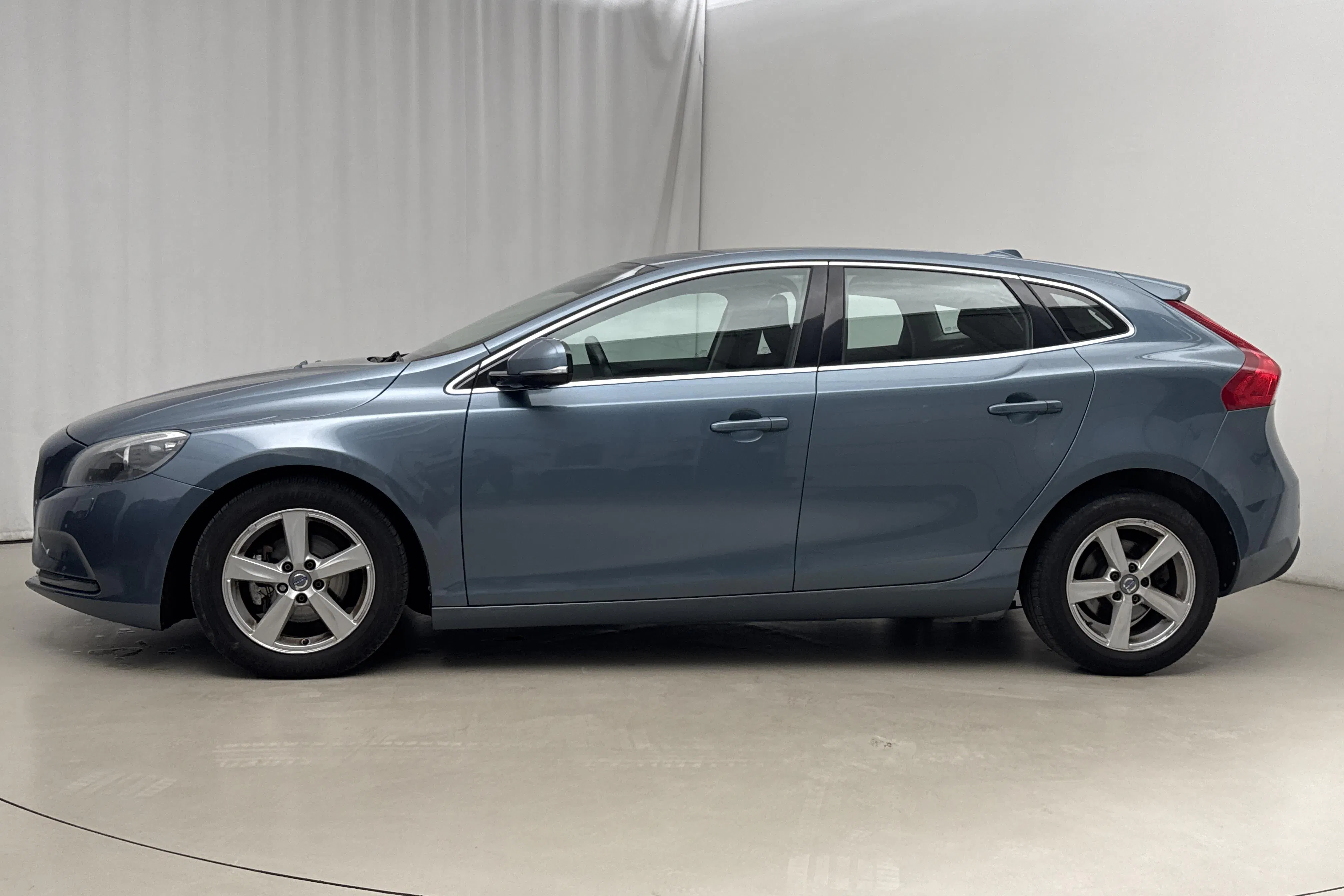 Presentationsfoto 2 av 16: Volvo V40 D2 (115hk) - 19 215 mil - Manuell - blå - 2013