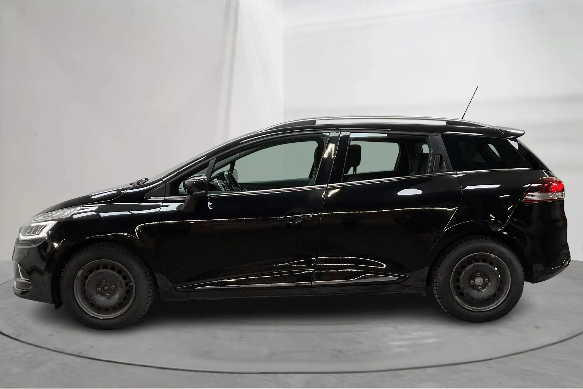 Presentationsfoto 2 av 13: Renault Clio IV 1.5 dCi Sports Tourer (90hk) - 5 265 mil - Manuell - svart - 2018