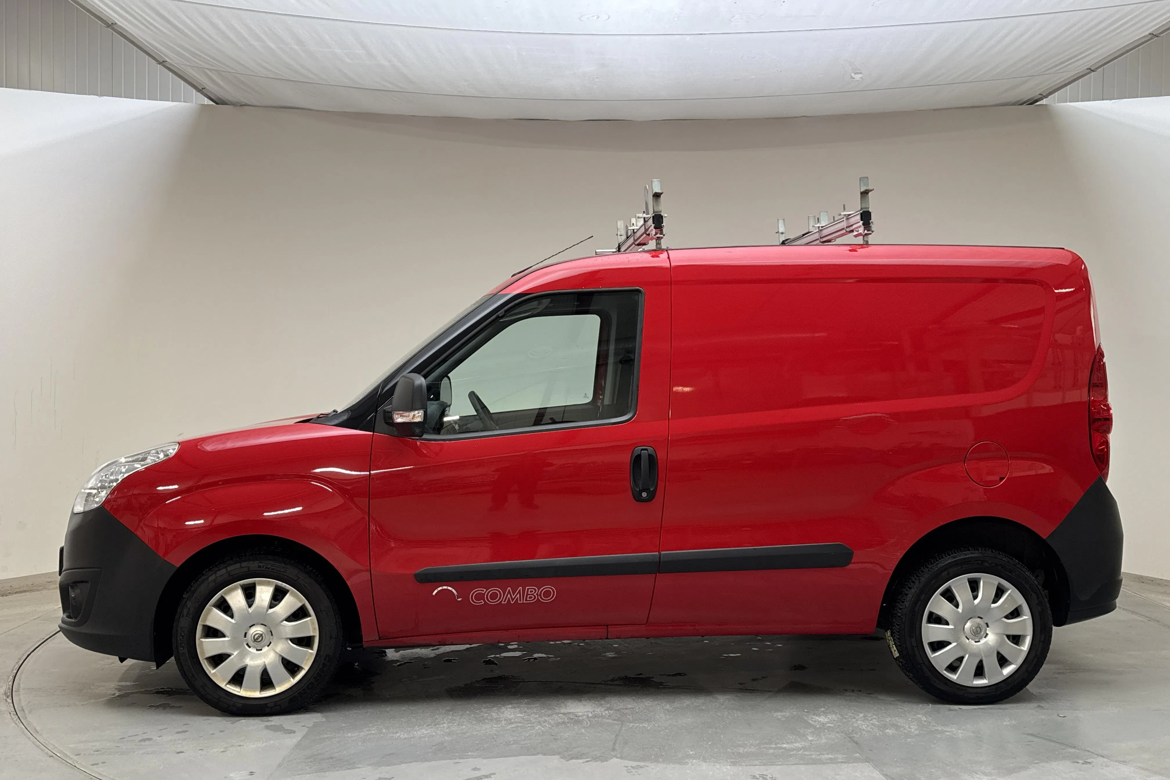 Presentationsfoto 2 av 11: Opel Combo 1.4 CNG Skåp (120hk) - 5 298 mil - Manuell - röd - 2014