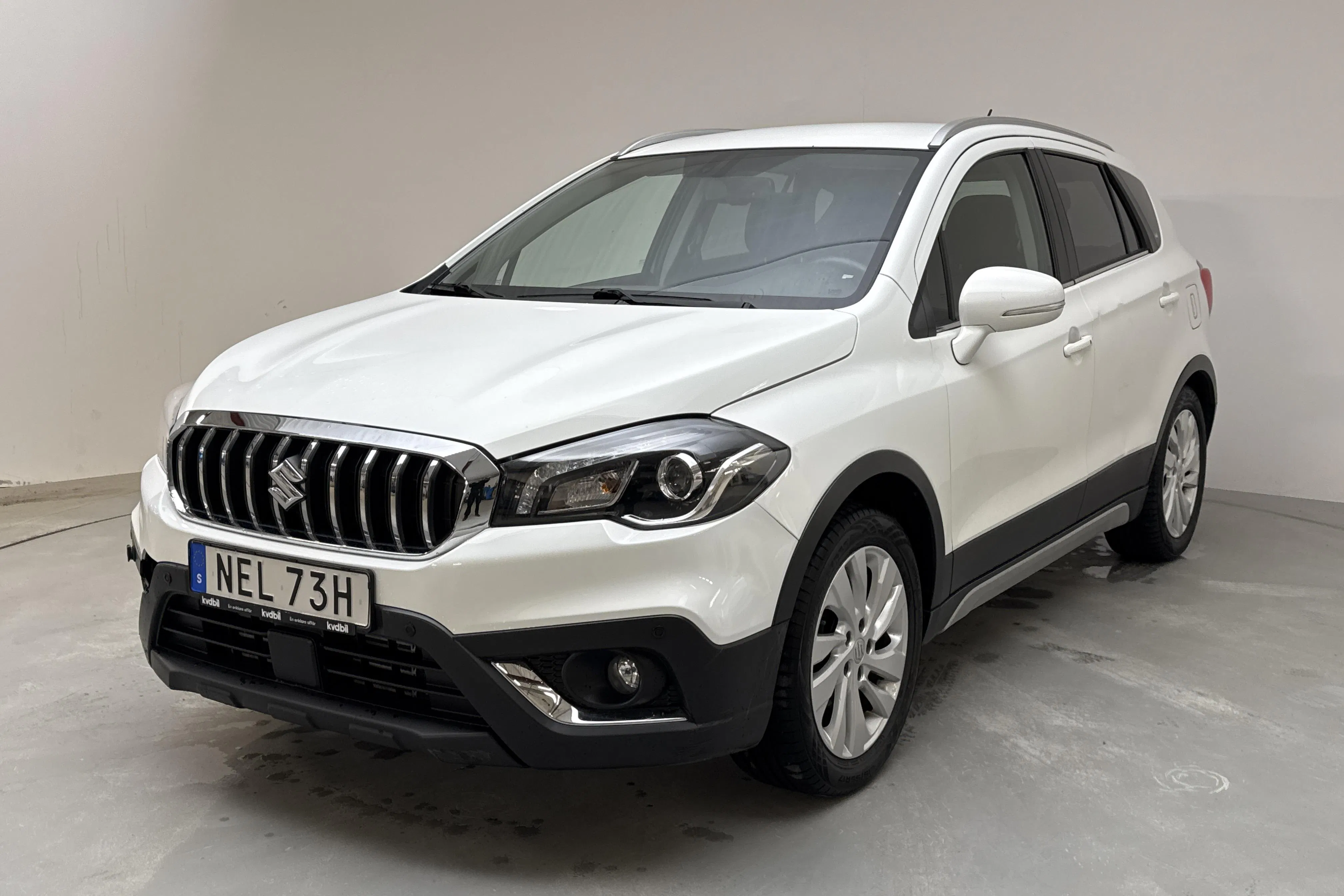 Presentationsfoto 1 av 13: Suzuki S-Cross 1.0T Allgrip 4x4 (112hk) - 10 400 mil - Automat - vit - 2019