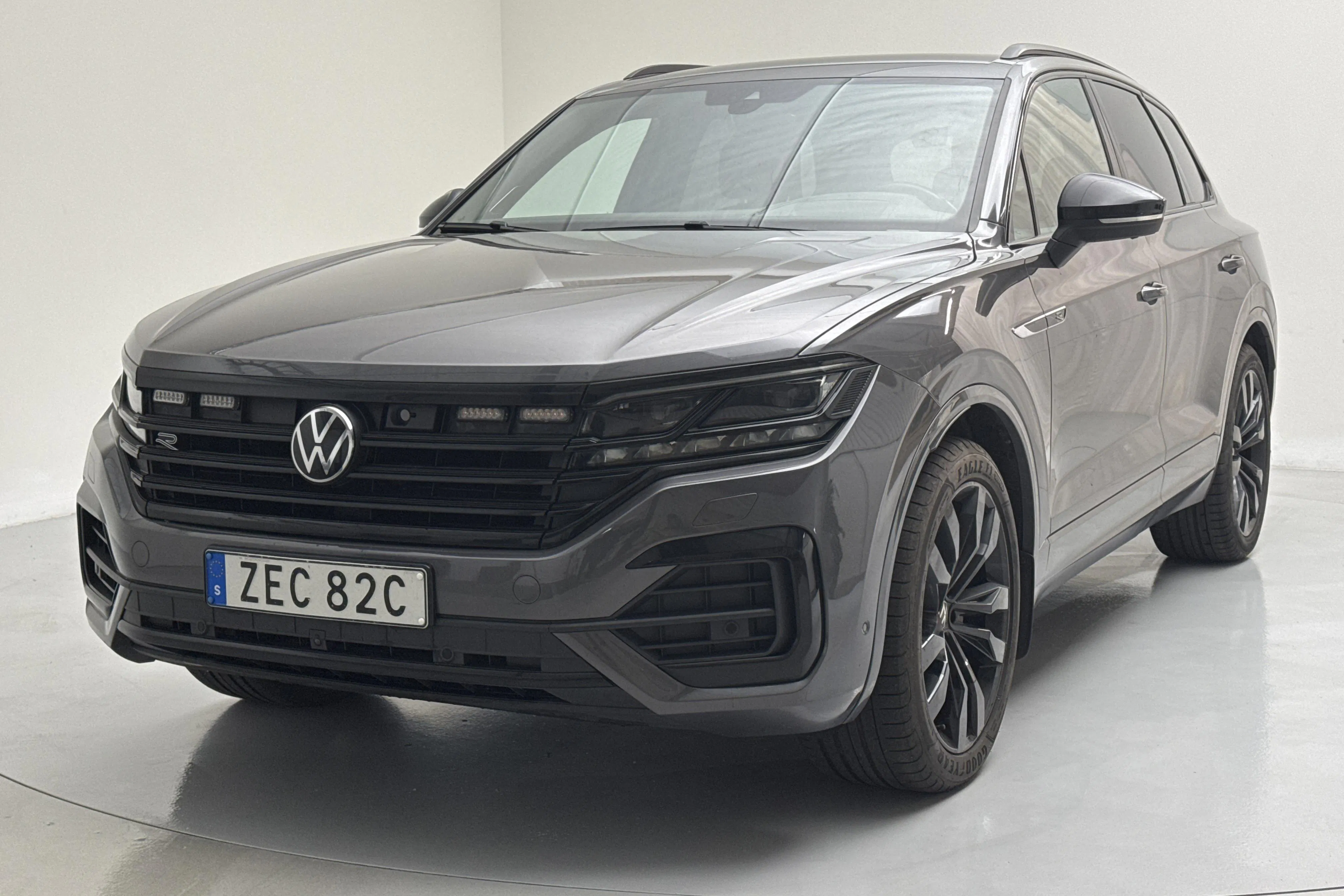 Presentationsfoto 1 av 20: VW Touareg V6 TDI 4Motion (286hk) - 18 538 mil - Automat - grå - 2022