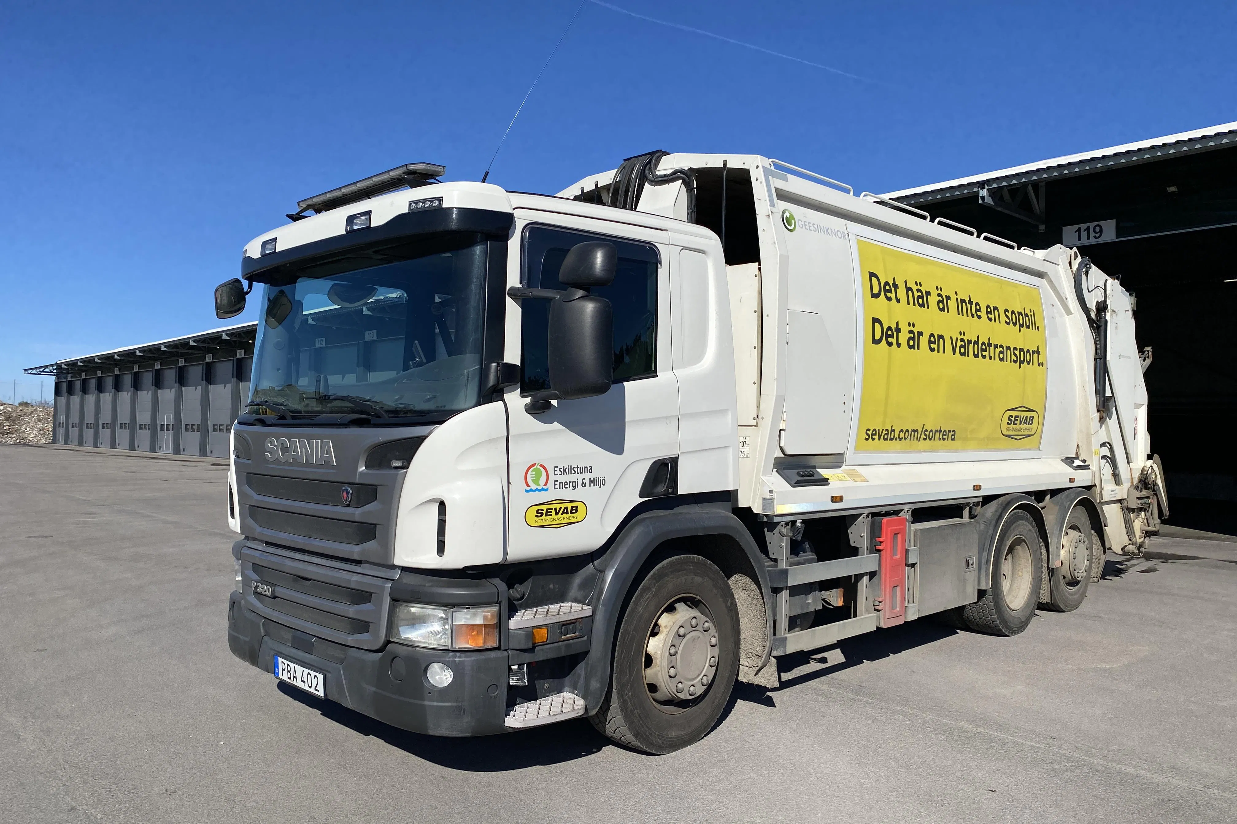 Presentationsfoto 2 av 49: SCANIA P320LB6X2*4MLB - 117 872 km - Automat - vit - 2016