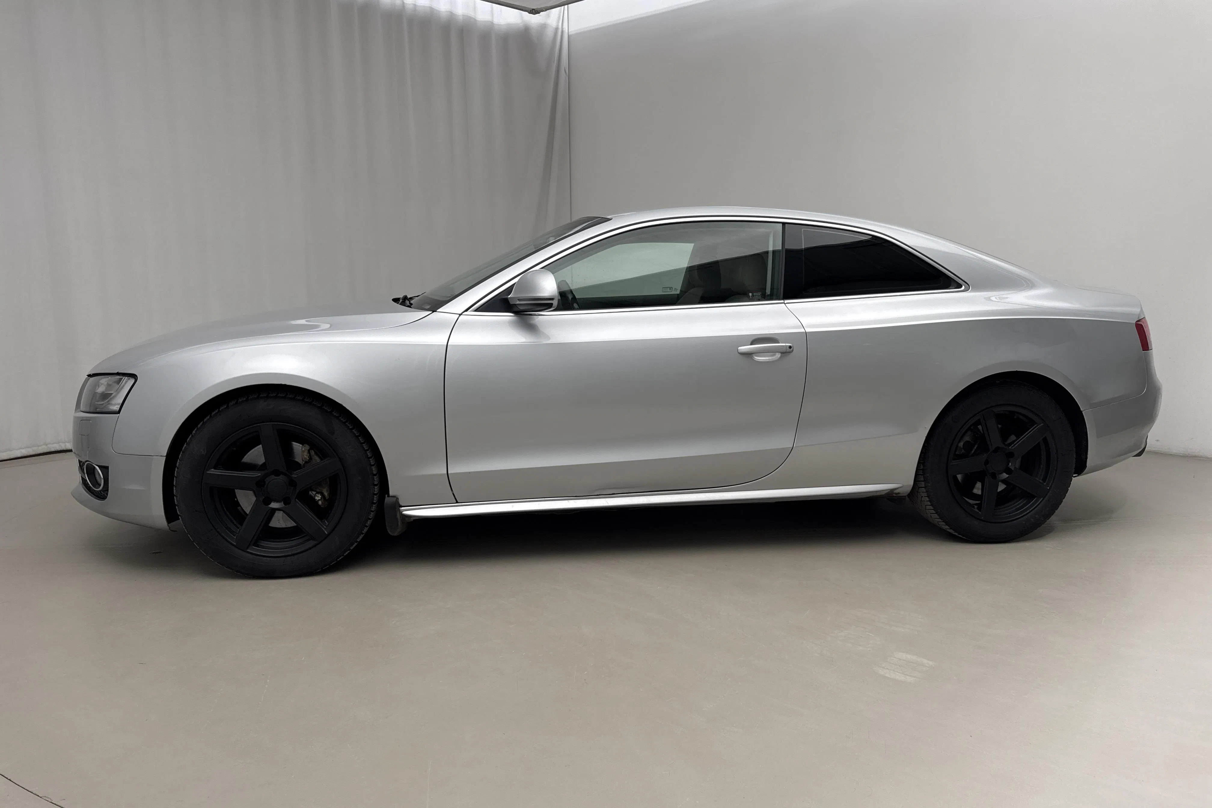 Præsentationsfoto 2 af 14: Audi A5 2.7 TDI (190hk) - 228 670 kilometer - Salgsautomat - Sølv - 2008
