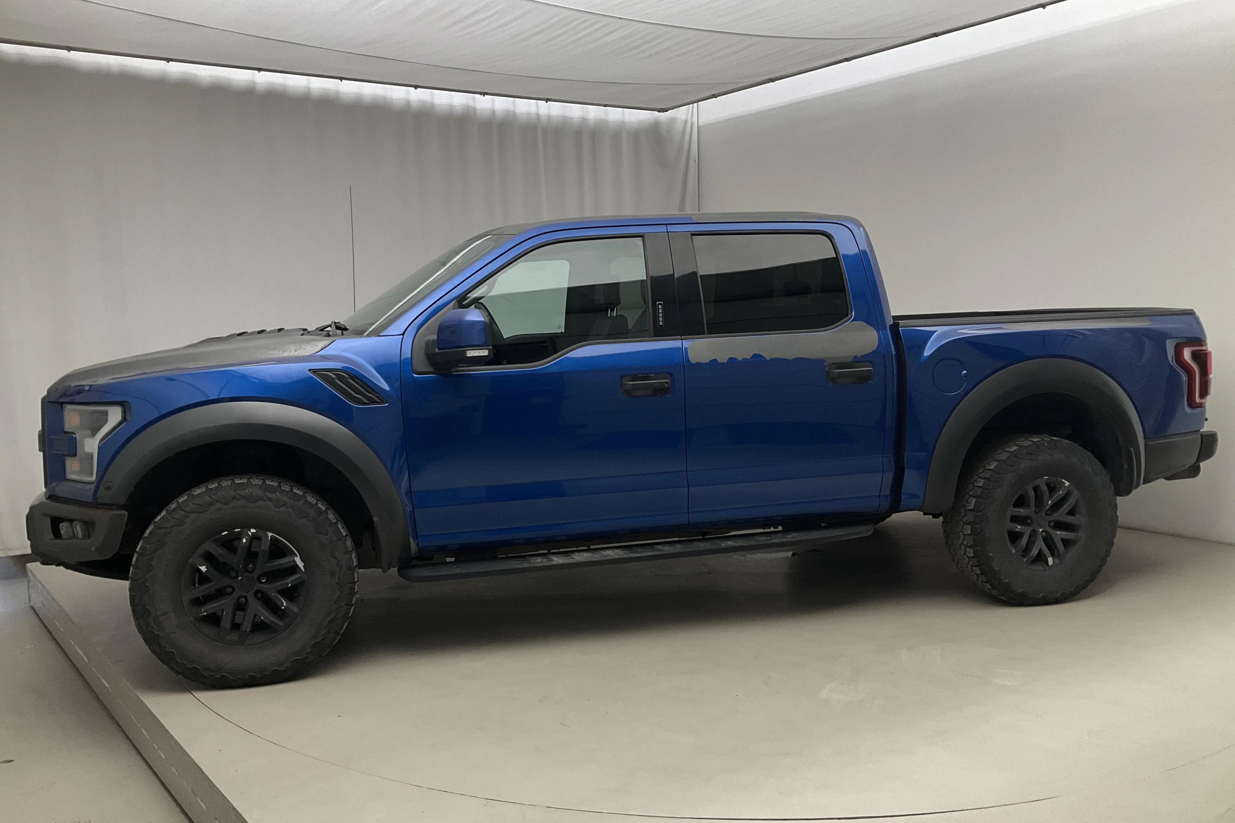 Presentationsfoto 2 av 19: Ford F150 Raptor SuperCrew (456hk) - 19 986 mil - Automat - grå - 2018