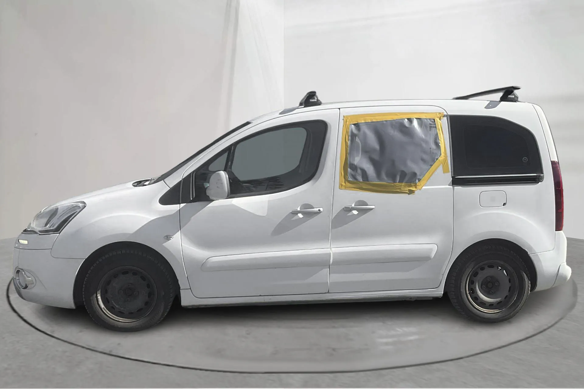 Presentationsfoto 2 av 12: Citroën Berlingo Family III 1.6 HDI (92hk) - 23 740 mil - Automat - vit - 2014
