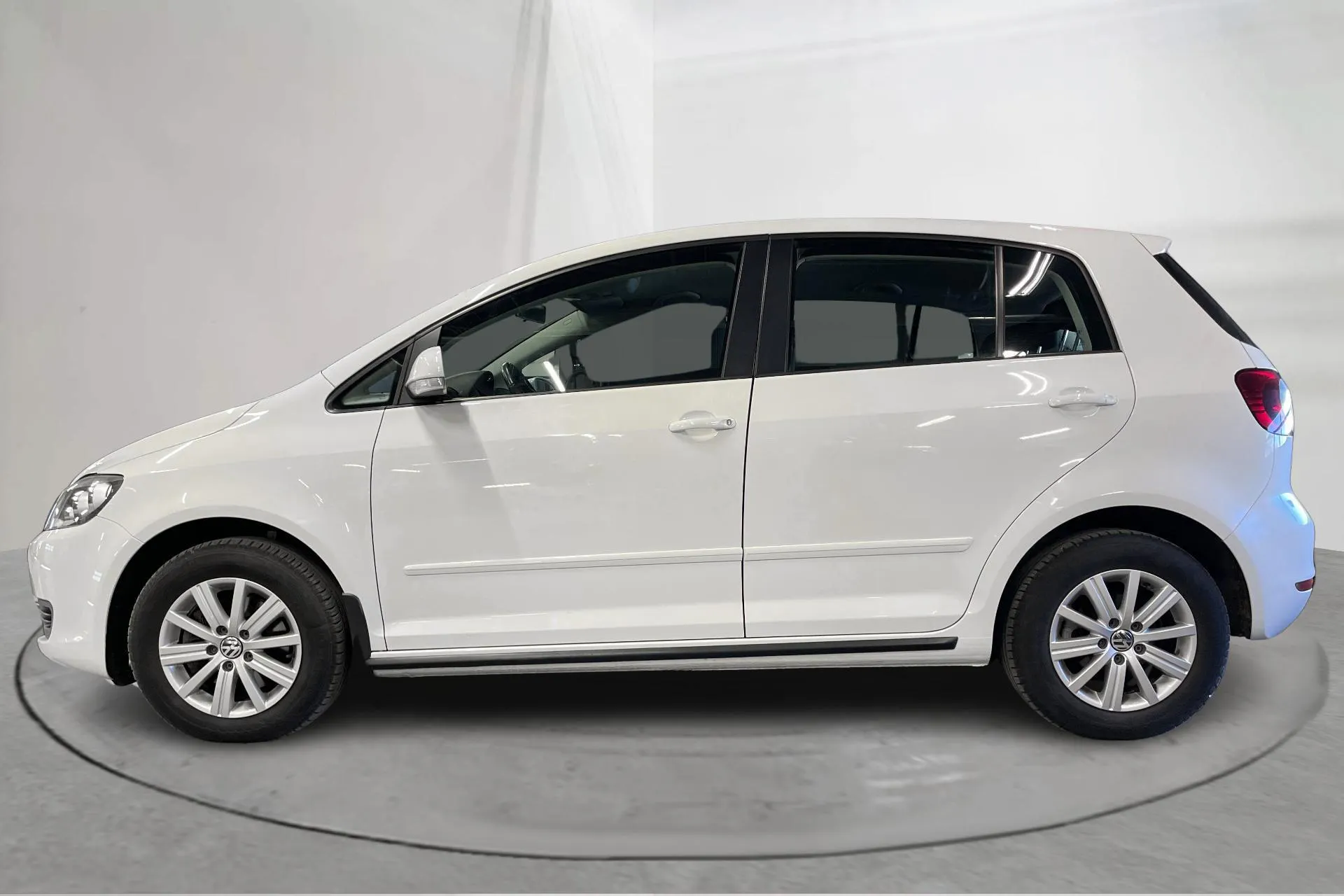 Presentationsfoto 2 av 15: VW Golf VI 1.4 TSI Plus (122hk) - 4 833 mil - Automat - vit - 2014