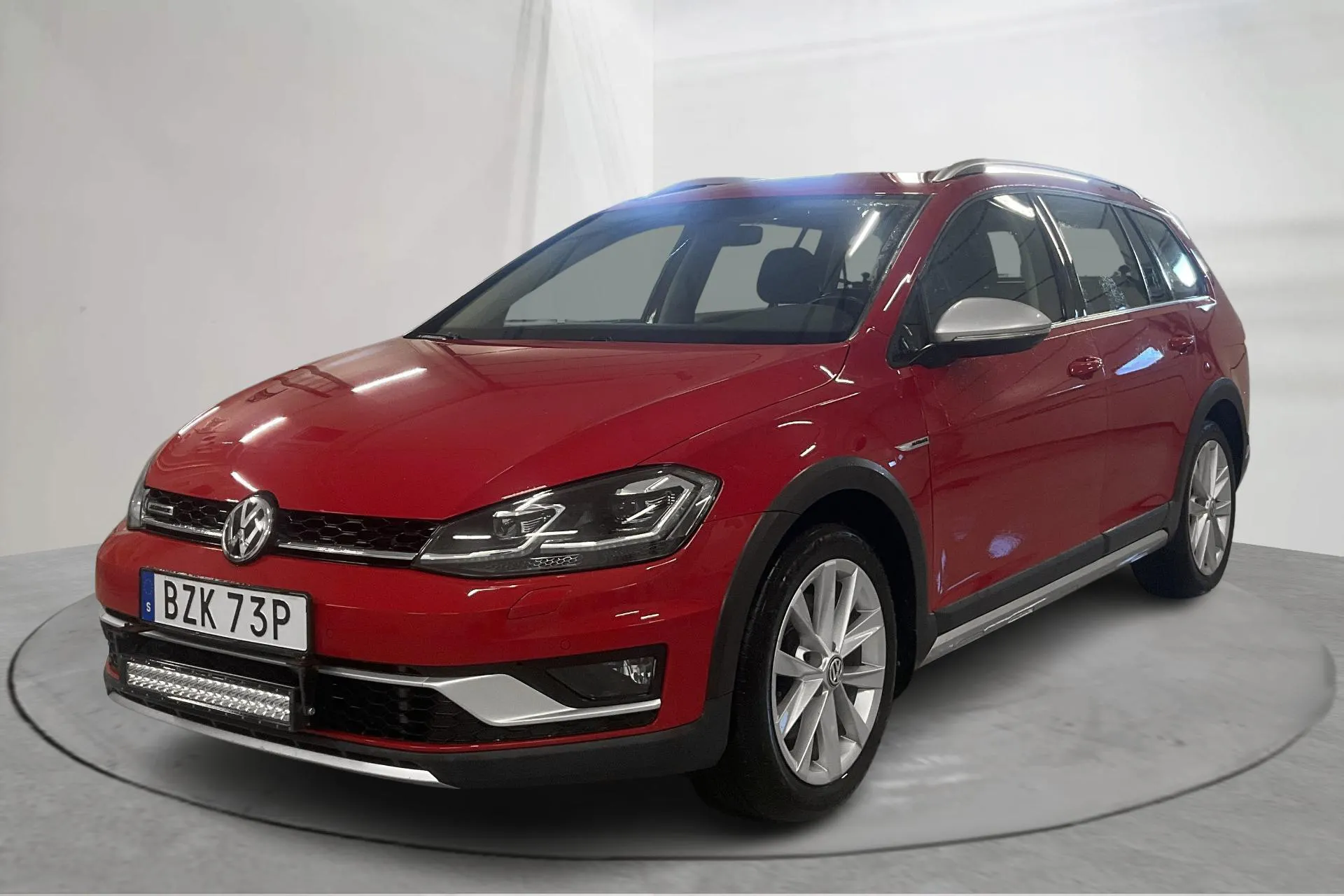 Presentationsfoto 1 av 22: VW Golf Alltrack 2.0 TDI 4MOTION (184hk) - 13 870 mil - Automat - röd - 2020