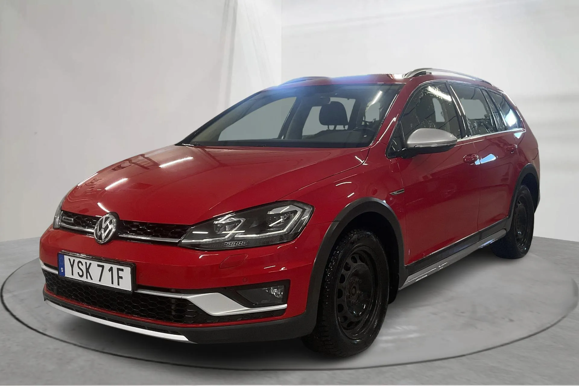 Presentationsfoto 1 av 20: VW Golf Alltrack 2.0 TDI 4MOTION (184hk) - 9 060 mil - Automat - röd - 2020