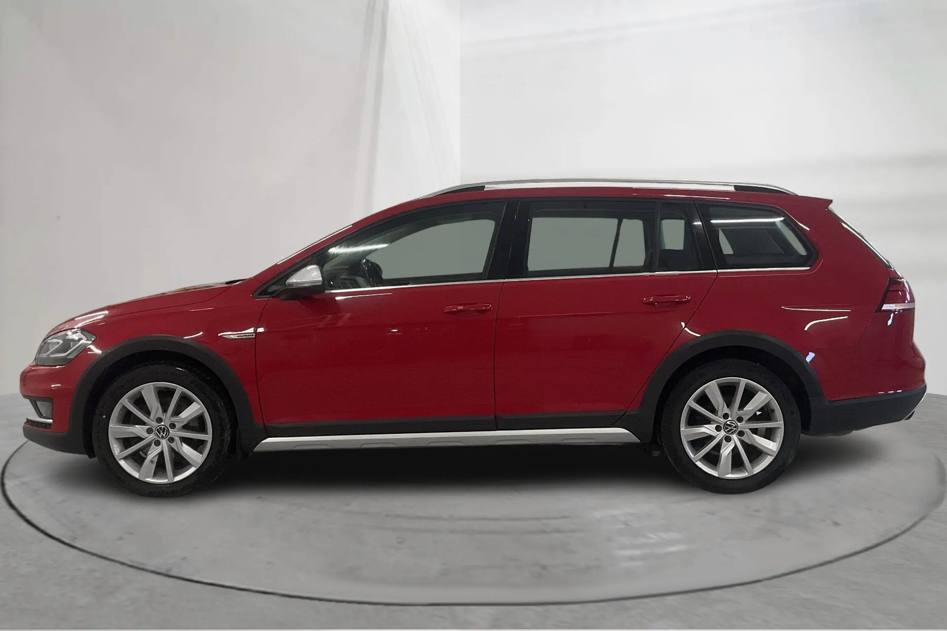 Presentationsfoto 2 av 21: VW Golf Alltrack 2.0 TDI 4MOTION (184hk) - 9 965 mil - Automat - röd - 2020