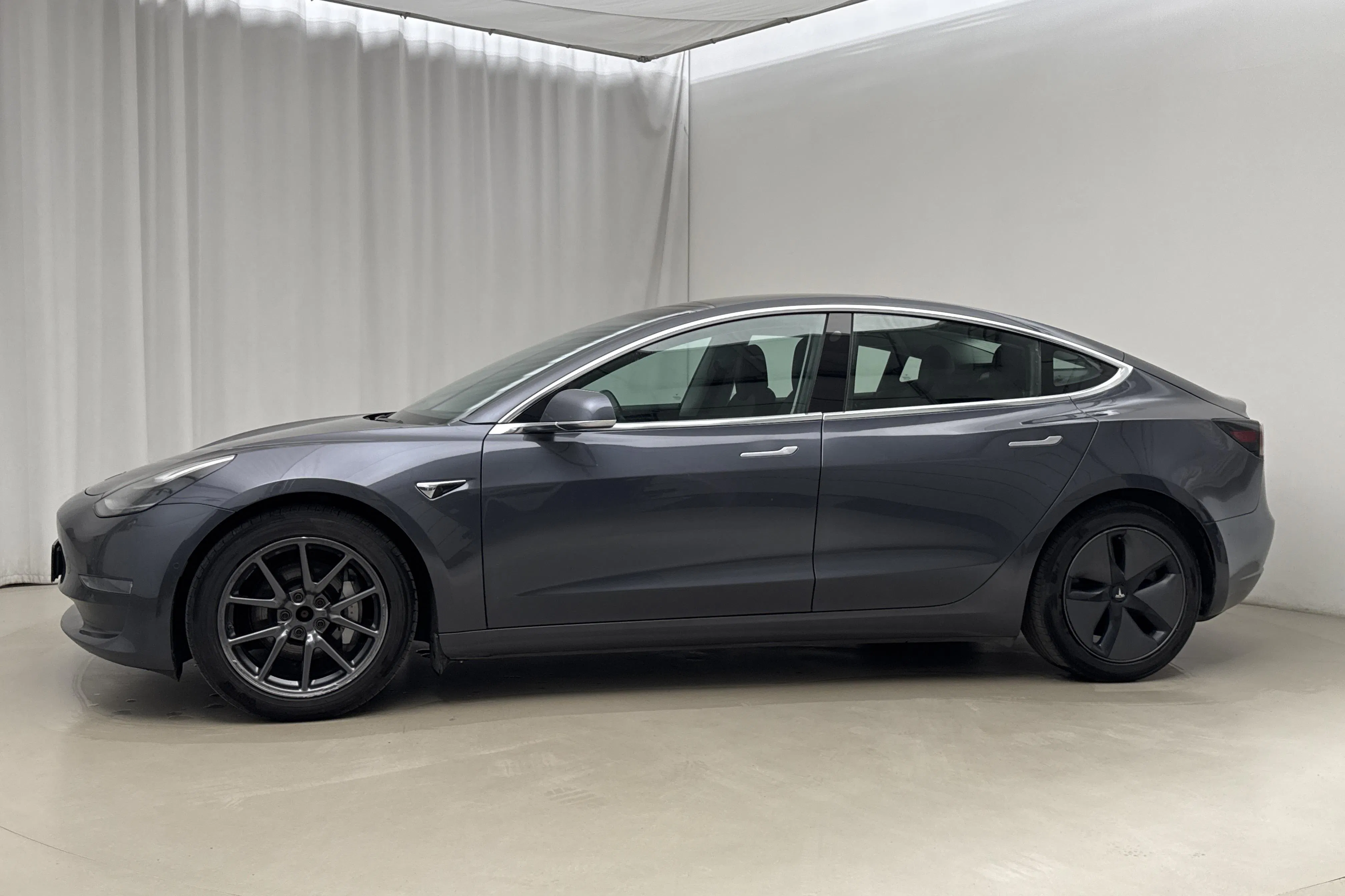 Presentation photo 2 of 23: Tesla Model 3 Long Range Dual Motor AWD - 218 630 km - Automatic - gray - 2019