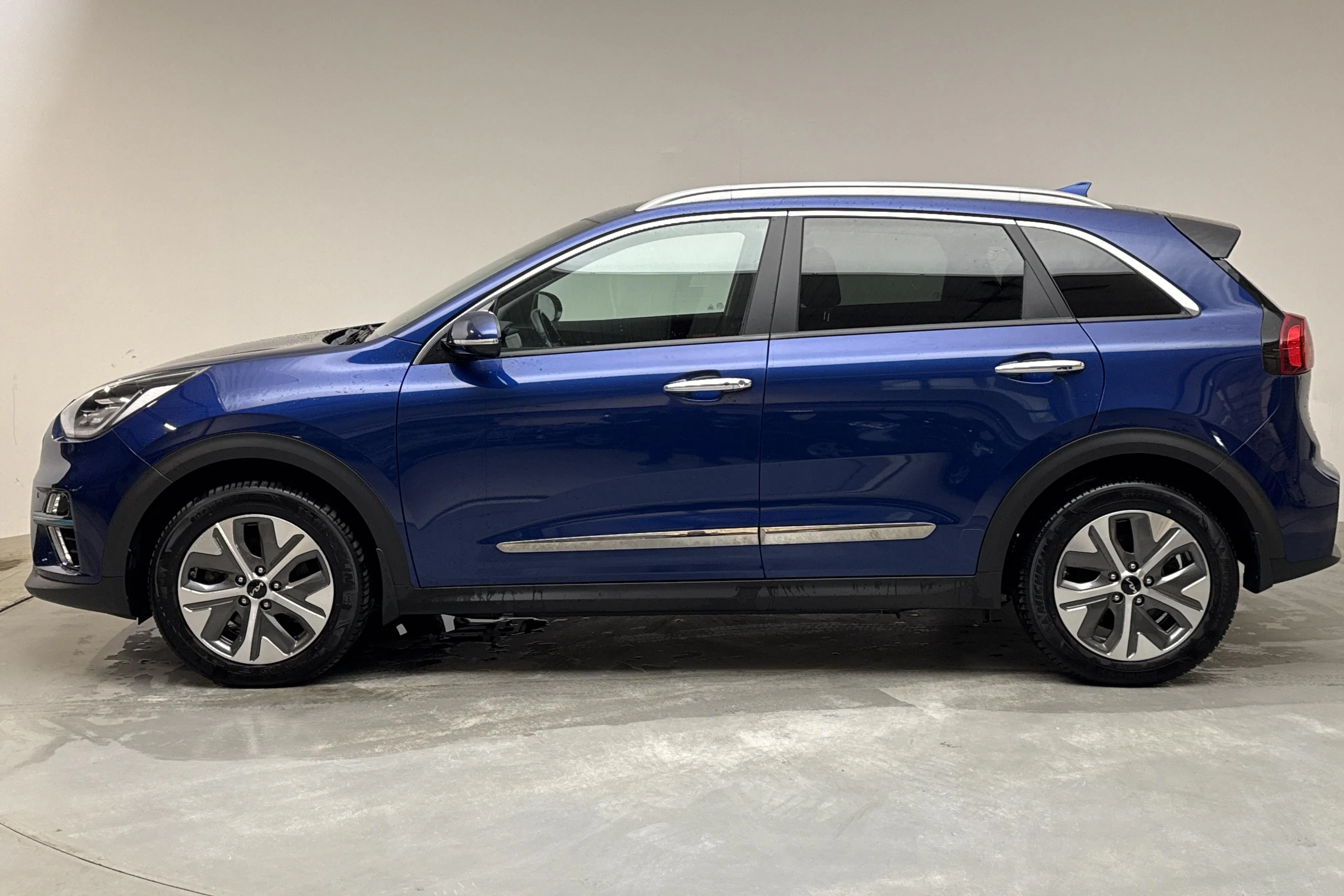 Presentationsfoto 2 av 16: KIA e-Niro 64kWh (204hk) - 6 073 mil - Automat - blå - 2022