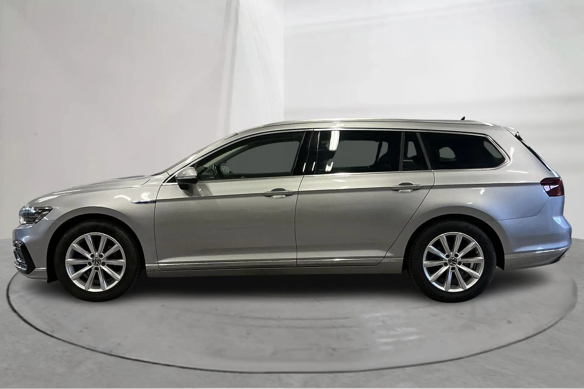Presentation photo 2 of 17: VW Passat 1.4 GTE Sportscombi (218hk) - 194 430 km - Automatic - silver - 2022