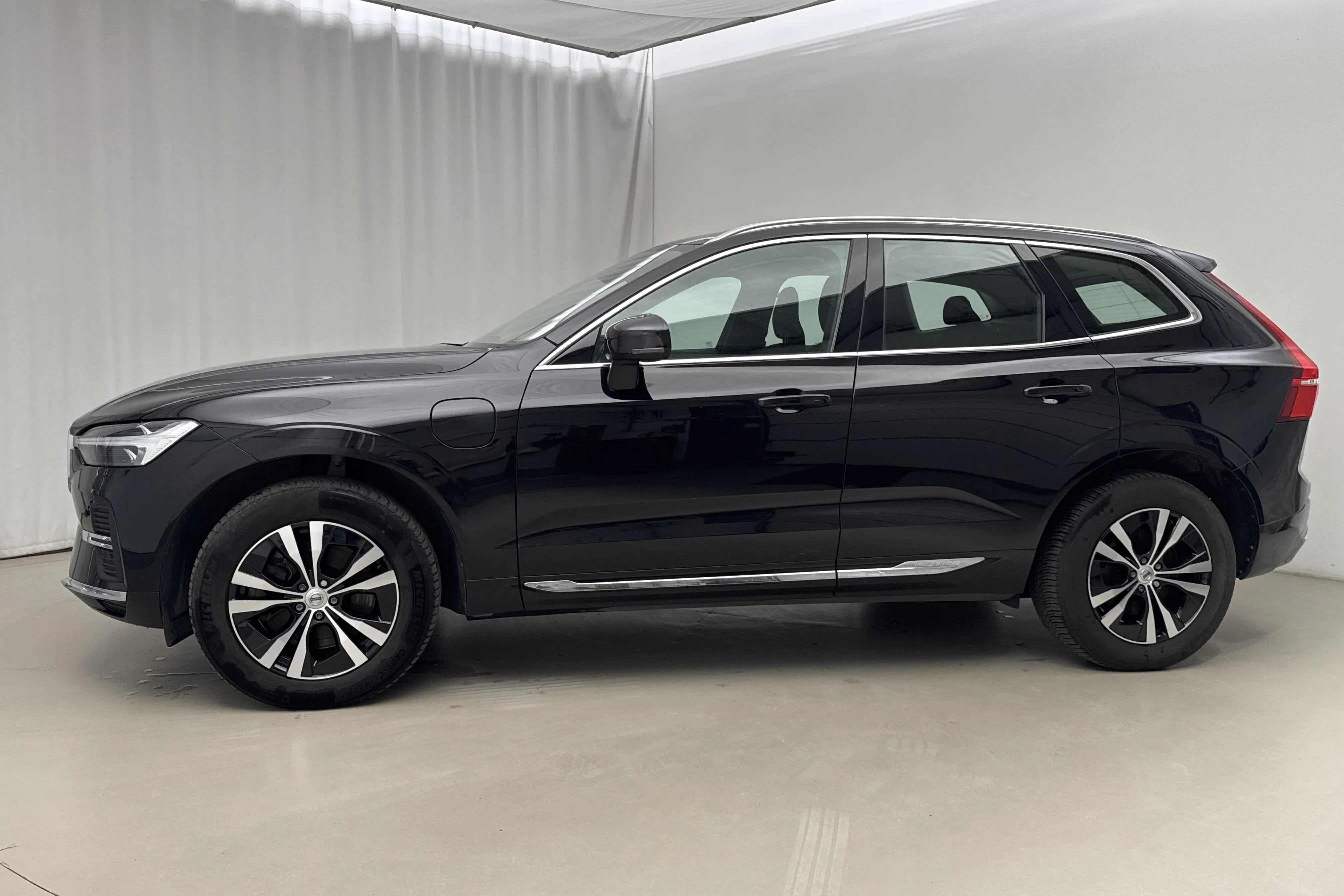 Presentationsfoto 2 av 24: Volvo XC60 T6 AWD Recharge (350hk) - 7 697 mil - Automat - svart - 2023