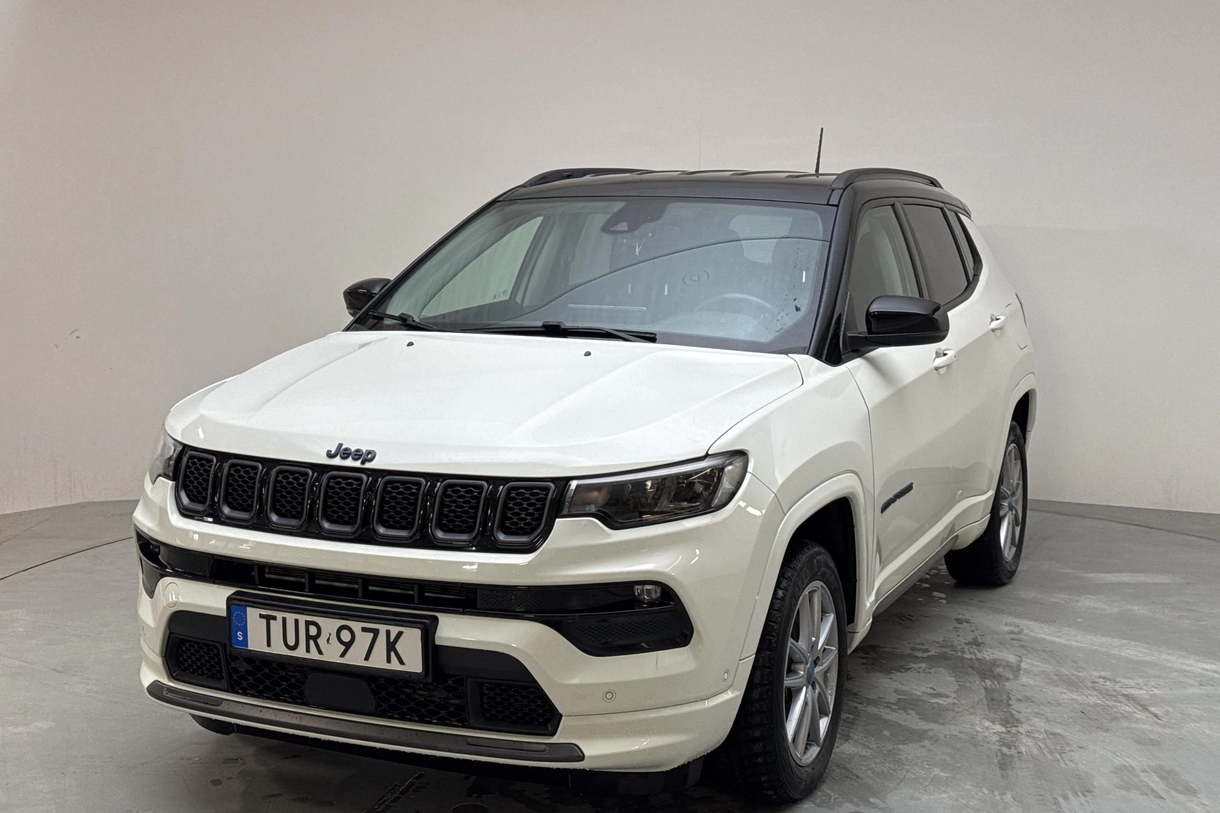 Presentationsfoto 1 av 16: Jeep Compass 1.3 PHEV 4WD (240hk) - 9 150 mil - Automat - vit - 2022