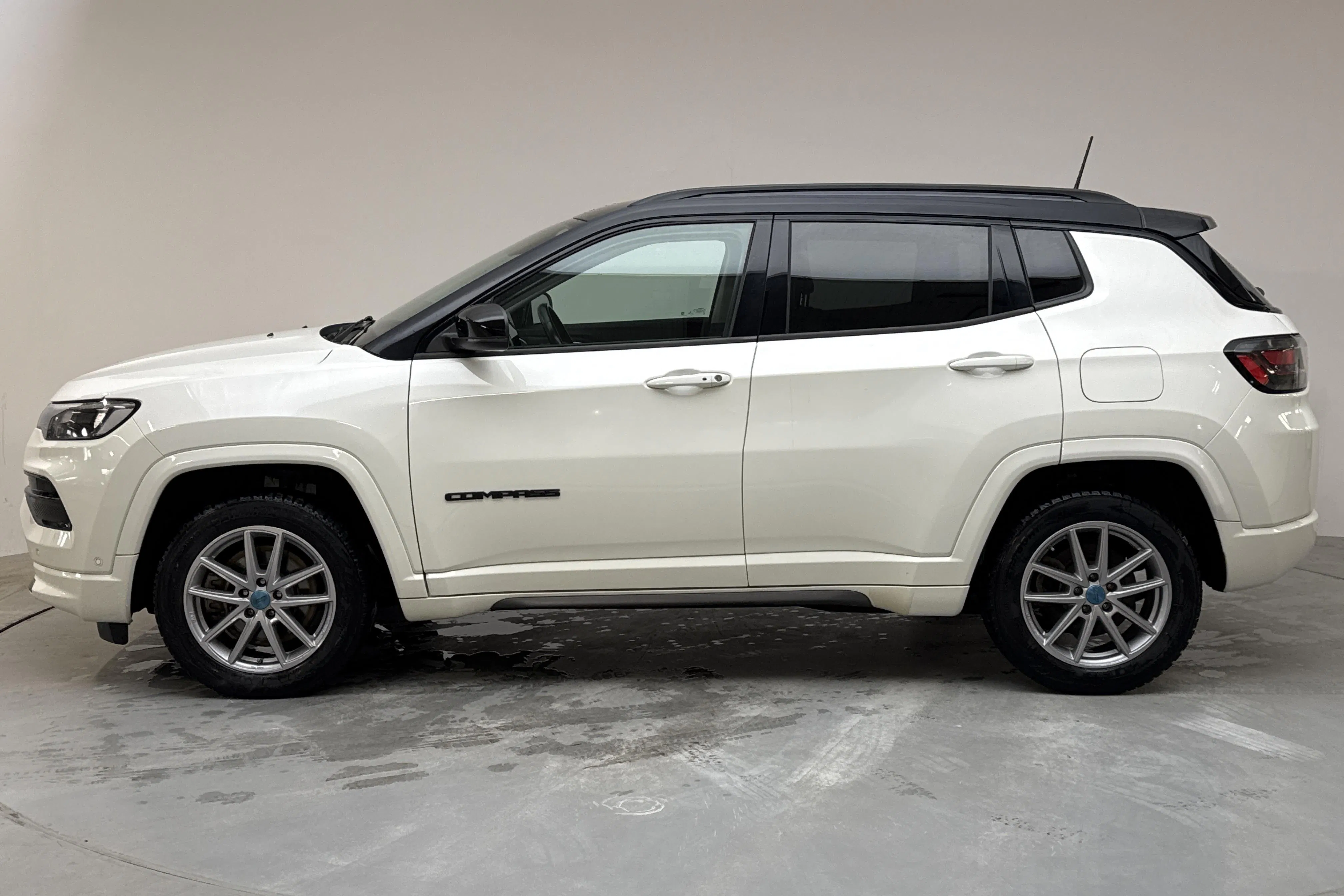Presentationsfoto 2 av 16: Jeep Compass 1.3 PHEV 4WD (240hk) - 9 150 mil - Automat - vit - 2022
