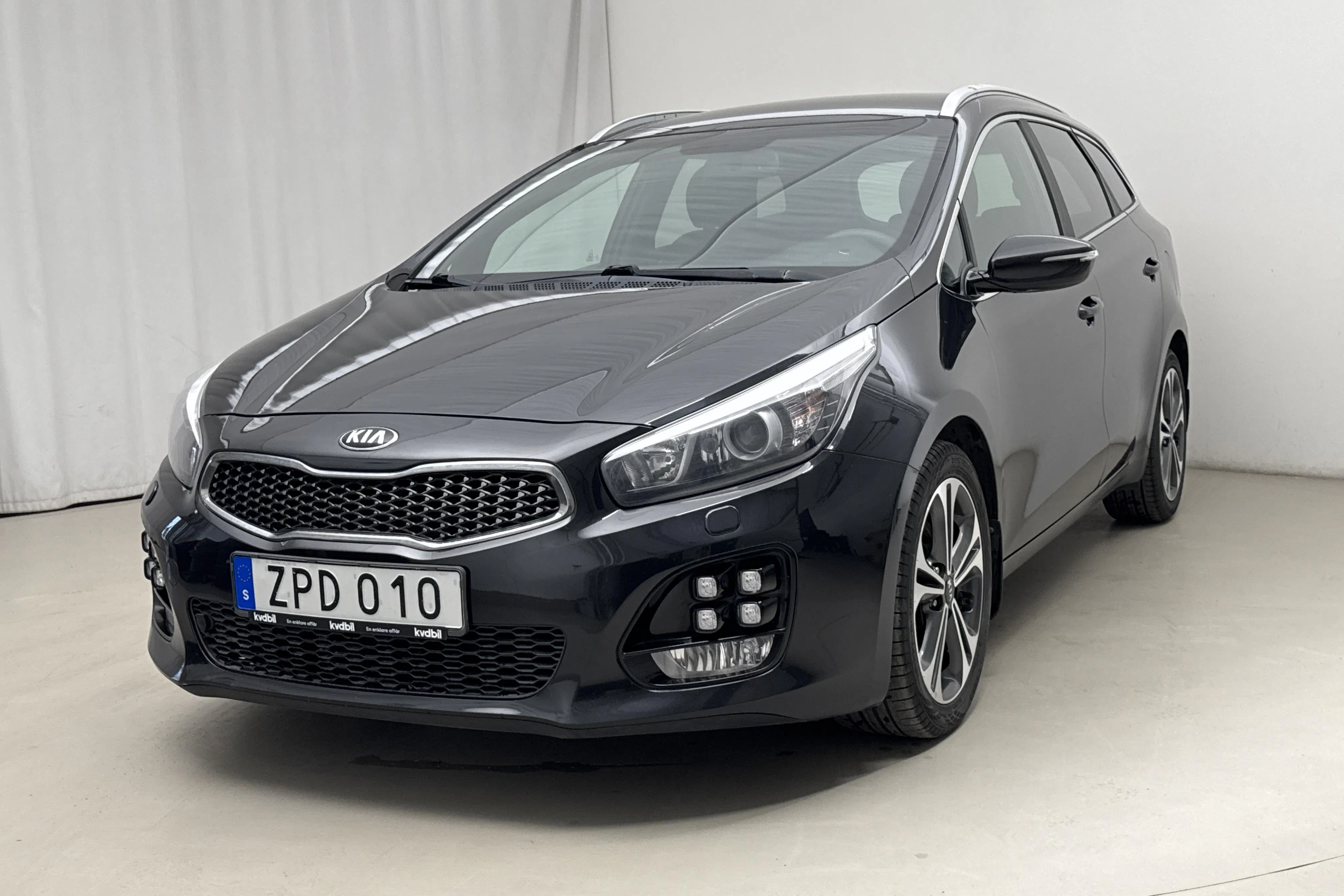 Presentationsfoto 1 av 16: KIA Cee'd 1.6 SW (135hk) - 18 817 mil - Manuell - grå - 2018