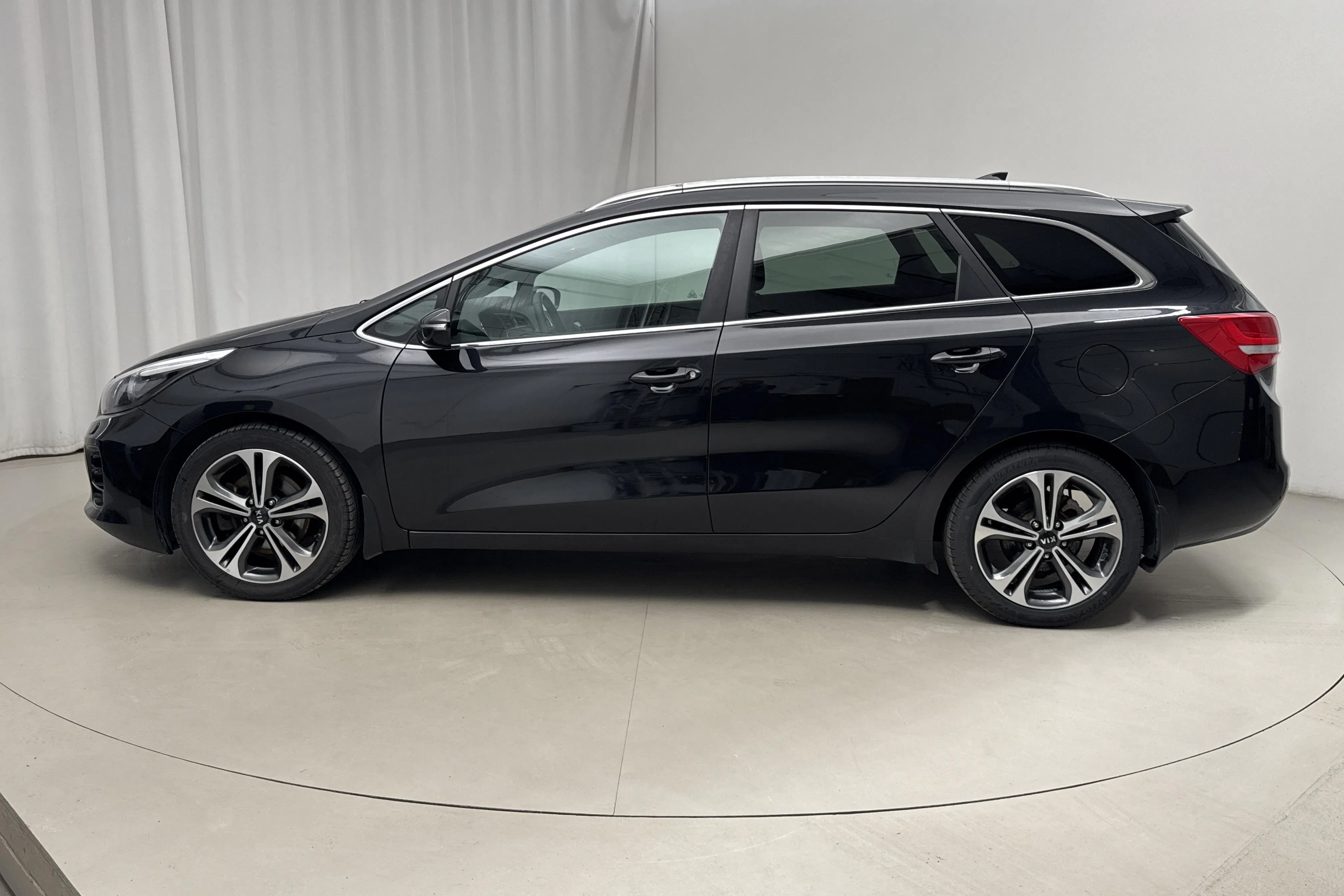 Presentationsfoto 2 av 16: KIA Cee'd 1.6 SW (135hk) - 18 817 mil - Manuell - grå - 2018