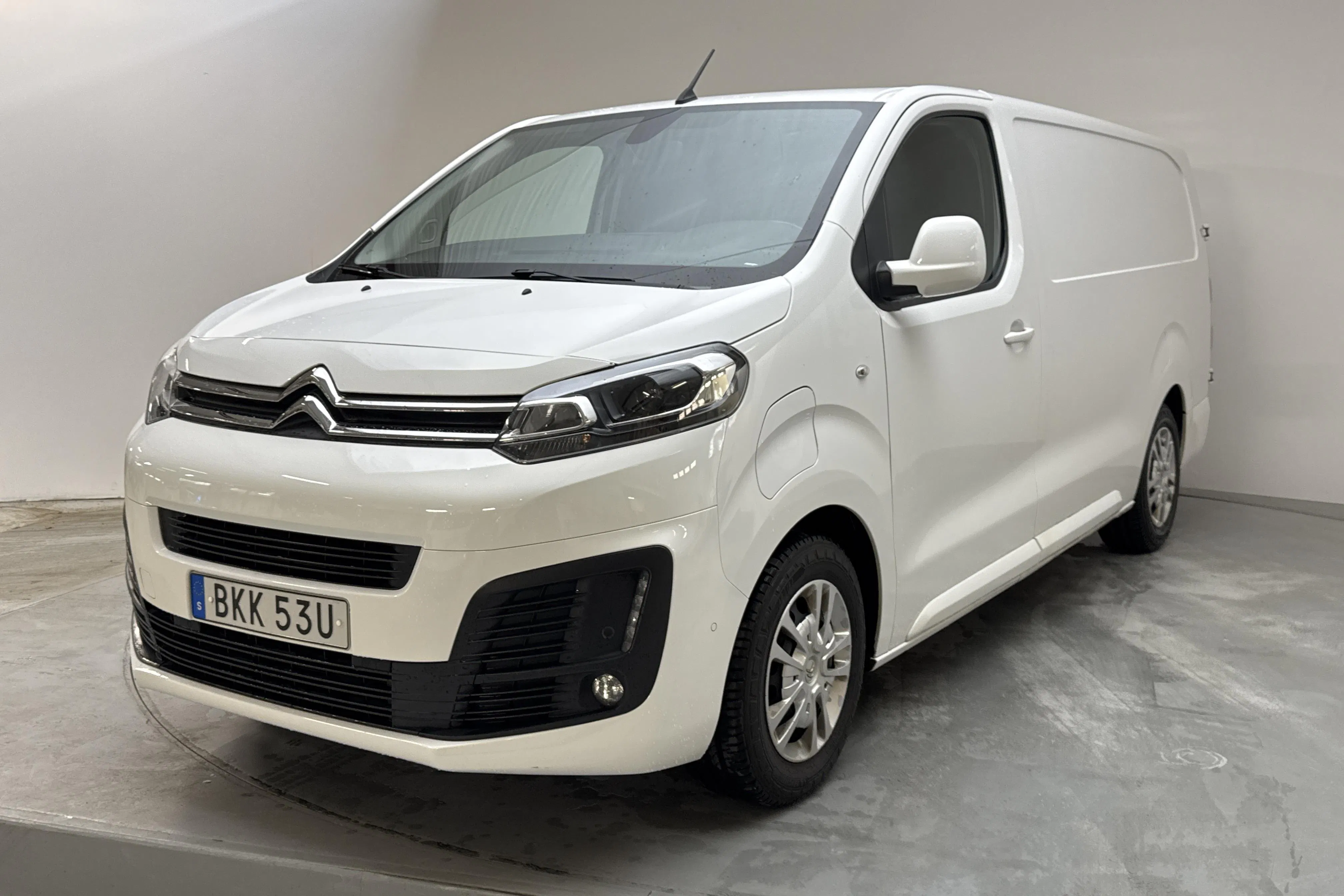 Presentation photo 1 of 14: Citroën e-Jumpy IV 75kWh Skåp (136hk) - 114 430 km - Automatic - white - 2021