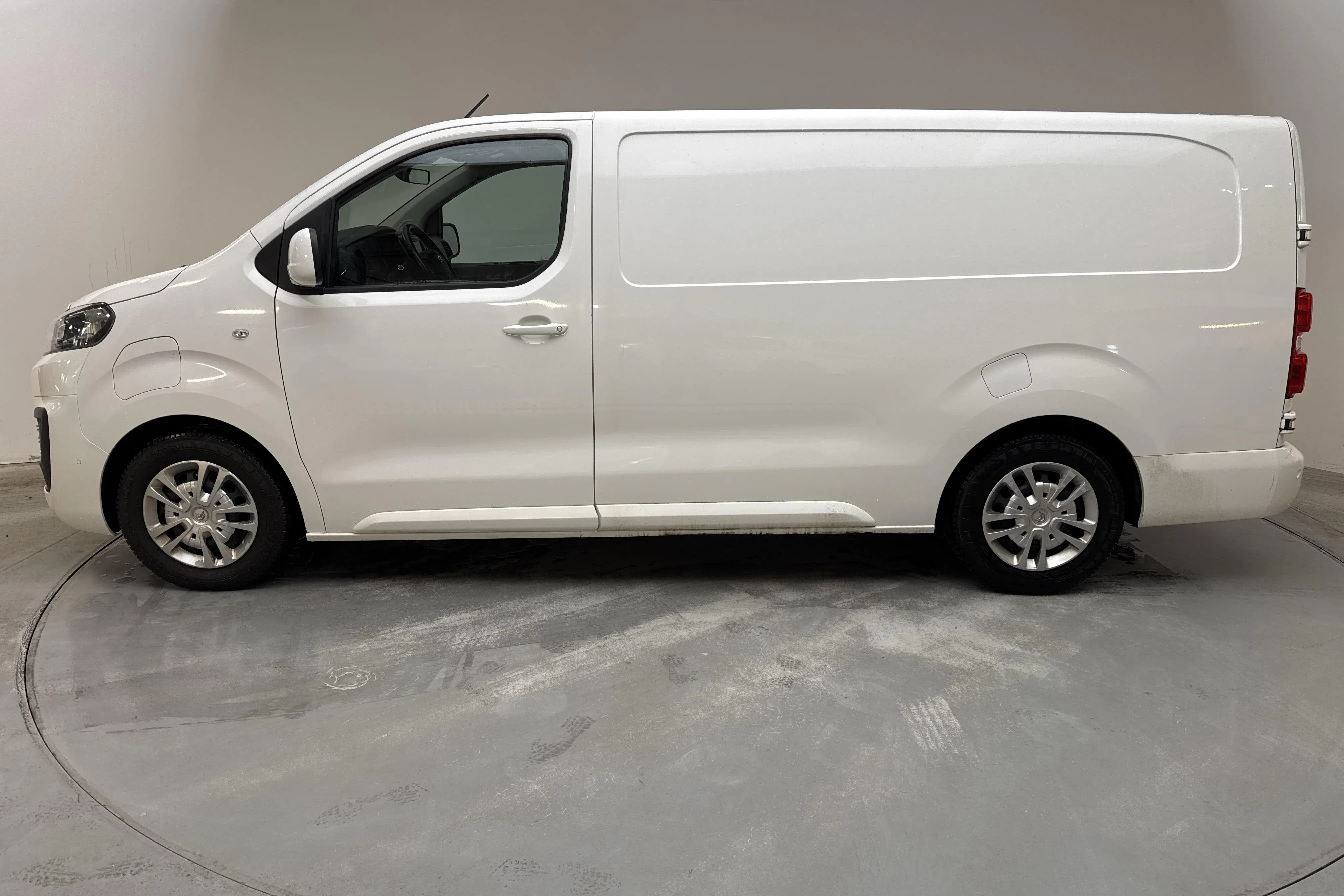 Presentation photo 2 of 14: Citroën e-Jumpy IV 75kWh Skåp (136hk) - 114 430 km - Automatic - white - 2021
