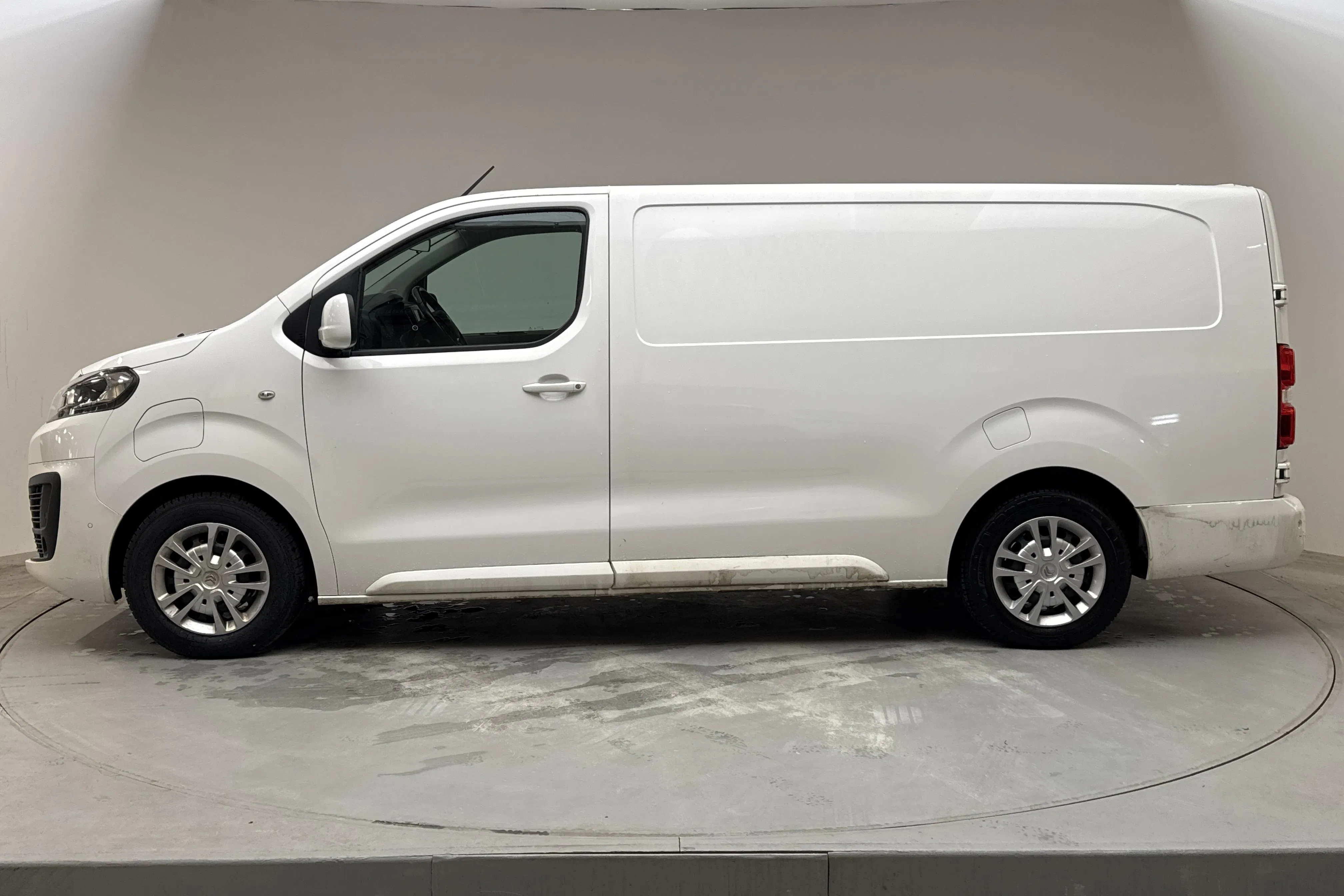 Presentationsfoto 2 av 15: Citroën e-Jumpy IV 75kWh Skåp (136hk) - 6 060 mil - Automat - vit - 2021