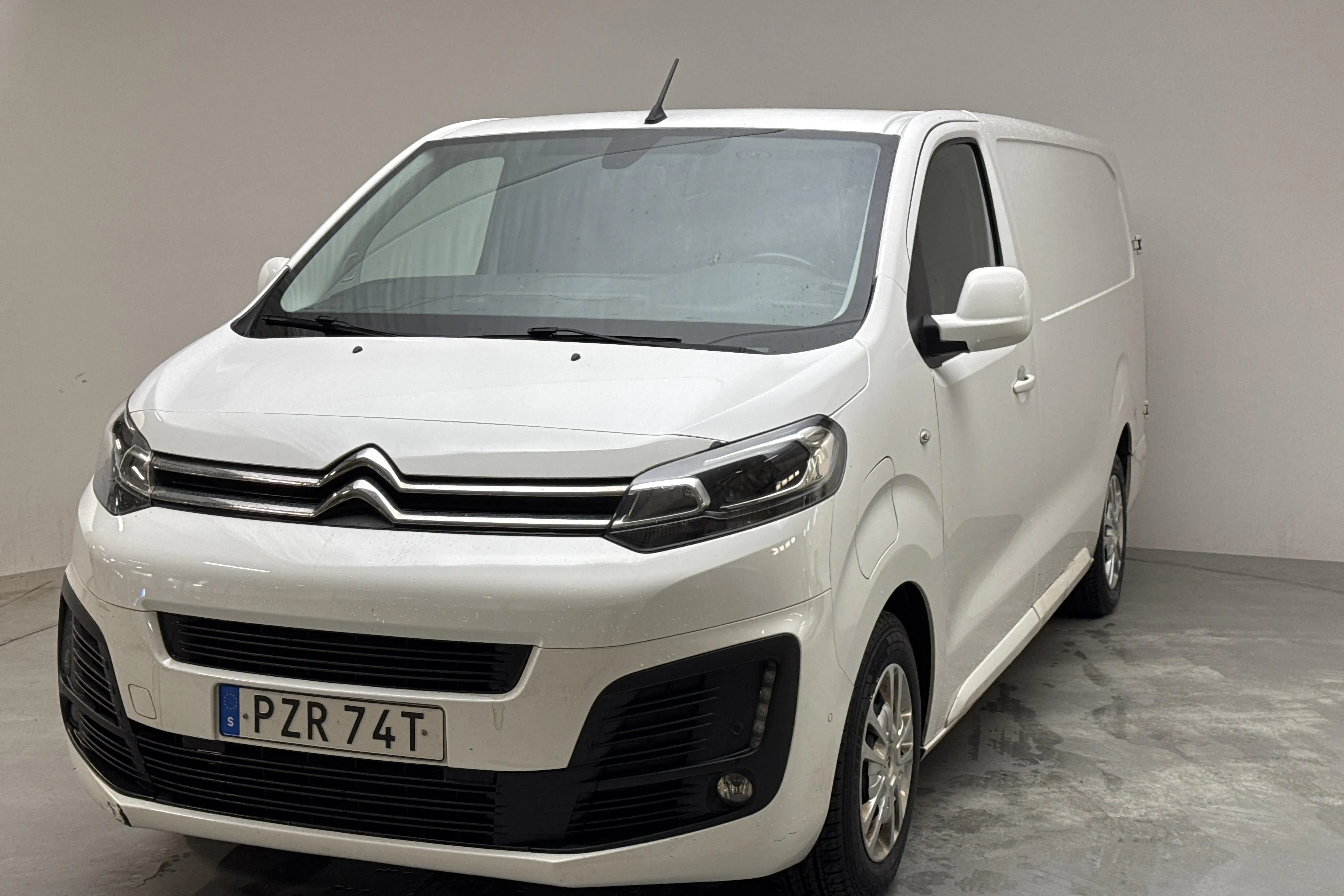 Presentationsfoto 1 av 15: Citroën e-Jumpy IV 75kWh Skåp (136hk) - 6 060 mil - Automat - vit - 2021