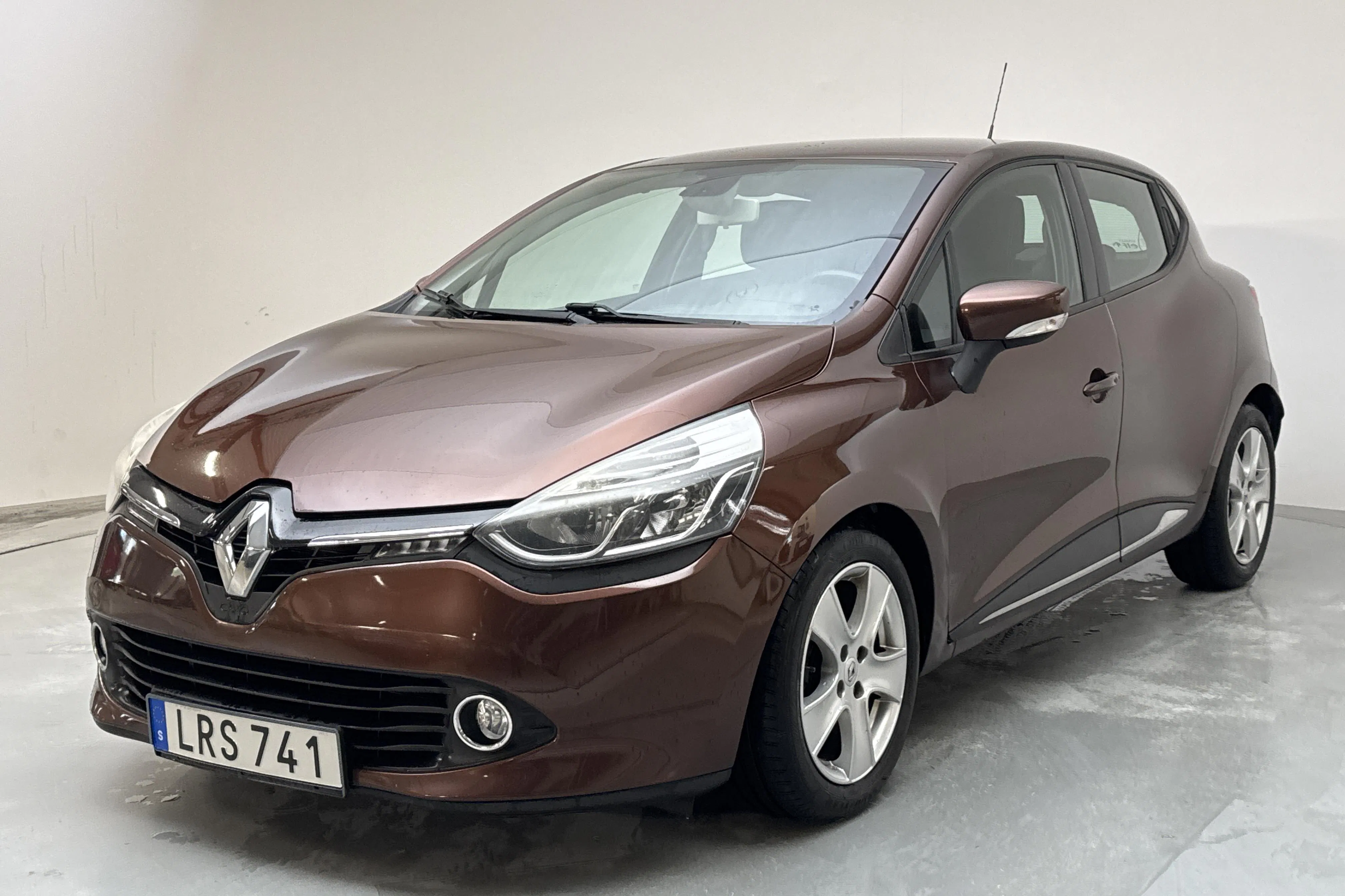 Presentationsfoto 1 av 13: Renault Clio IV 0.9 TCe 90 5dr (90hk) - 9 808 mil - Manuell - brun - 2015