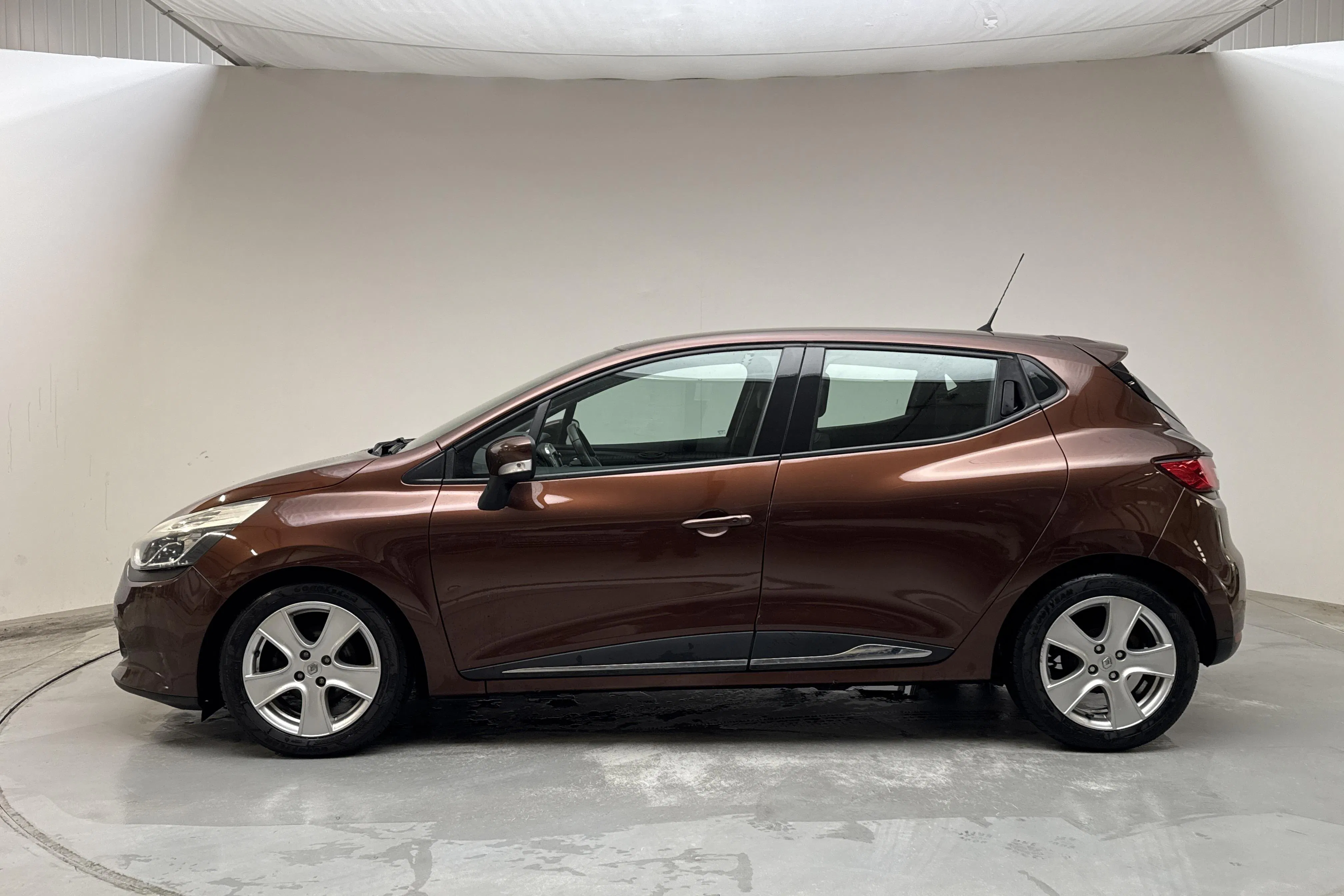 Presentationsfoto 2 av 13: Renault Clio IV 0.9 TCe 90 5dr (90hk) - 9 808 mil - Manuell - brun - 2015