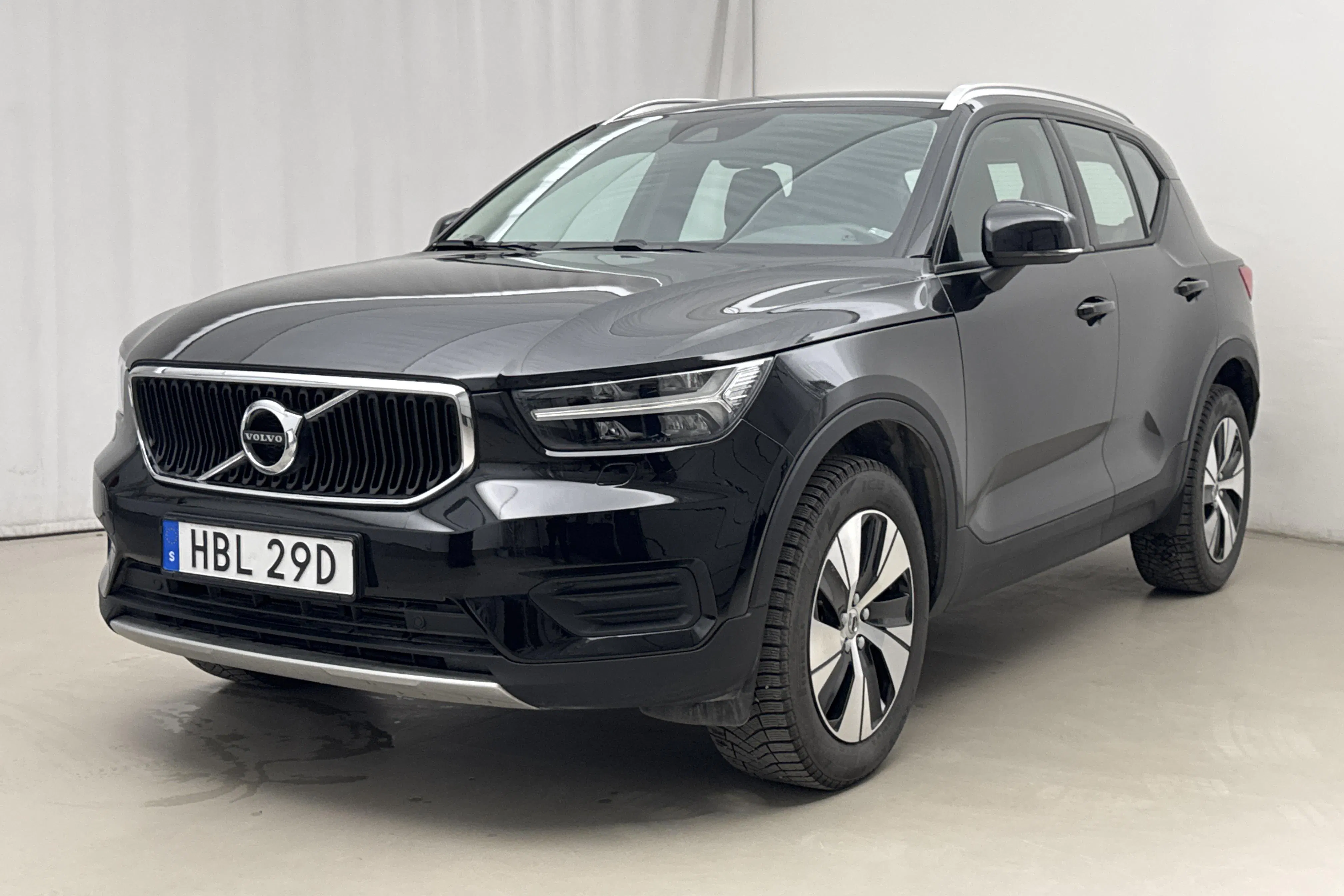 Presentationsfoto 1 av 20: Volvo XC40 T2 2WD (129hk) - 2 657 mil - Automat - svart - 2022