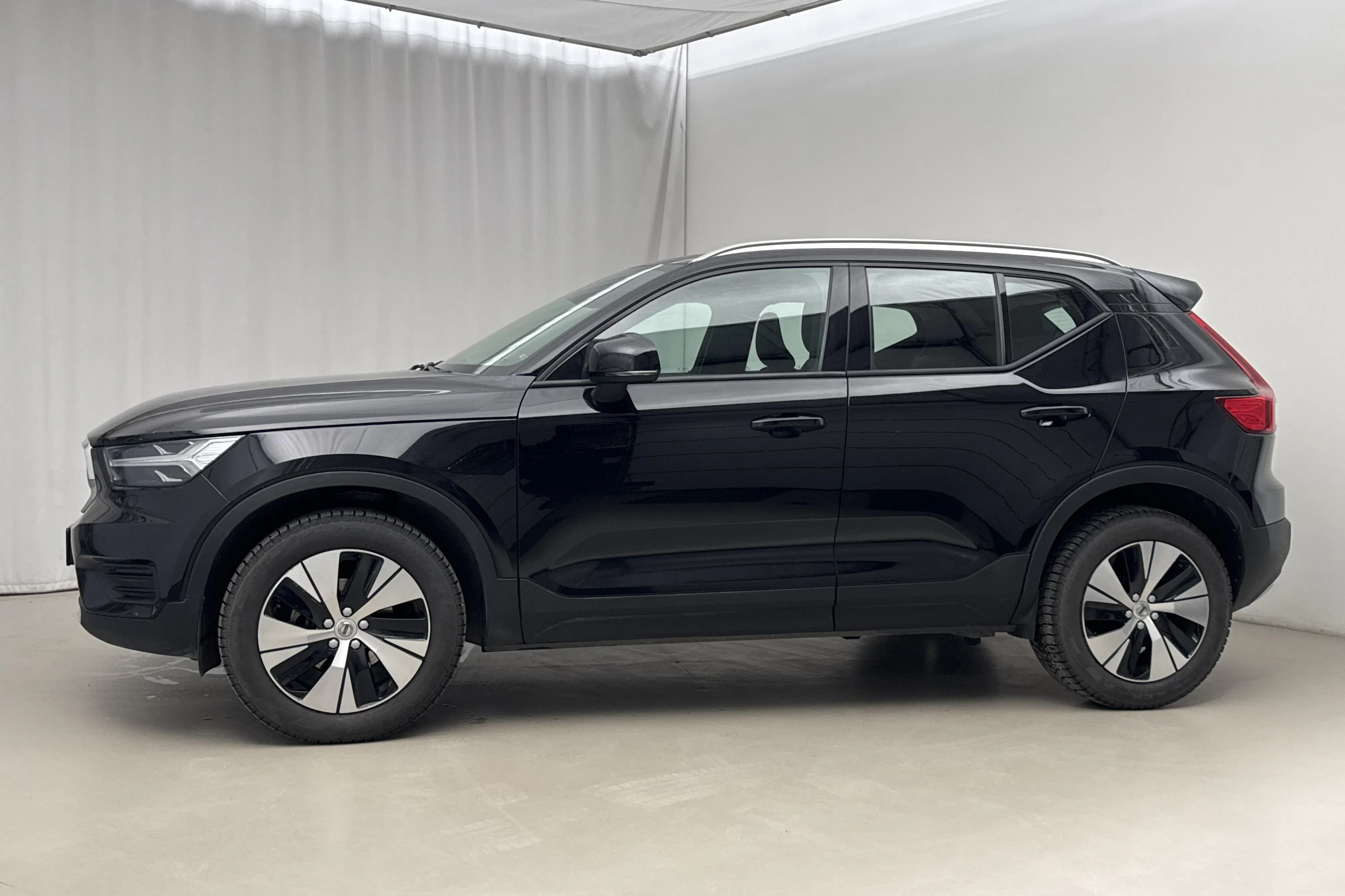 Presentationsfoto 2 av 20: Volvo XC40 T2 2WD (129hk) - 2 657 mil - Automat - svart - 2022