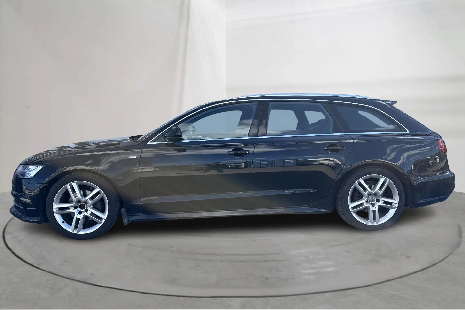 Presentationsfoto 2 av 19: Audi A6 2.0 TDI Avant quattro (190hk) - 21 218 mil - Automat - svart - 2018