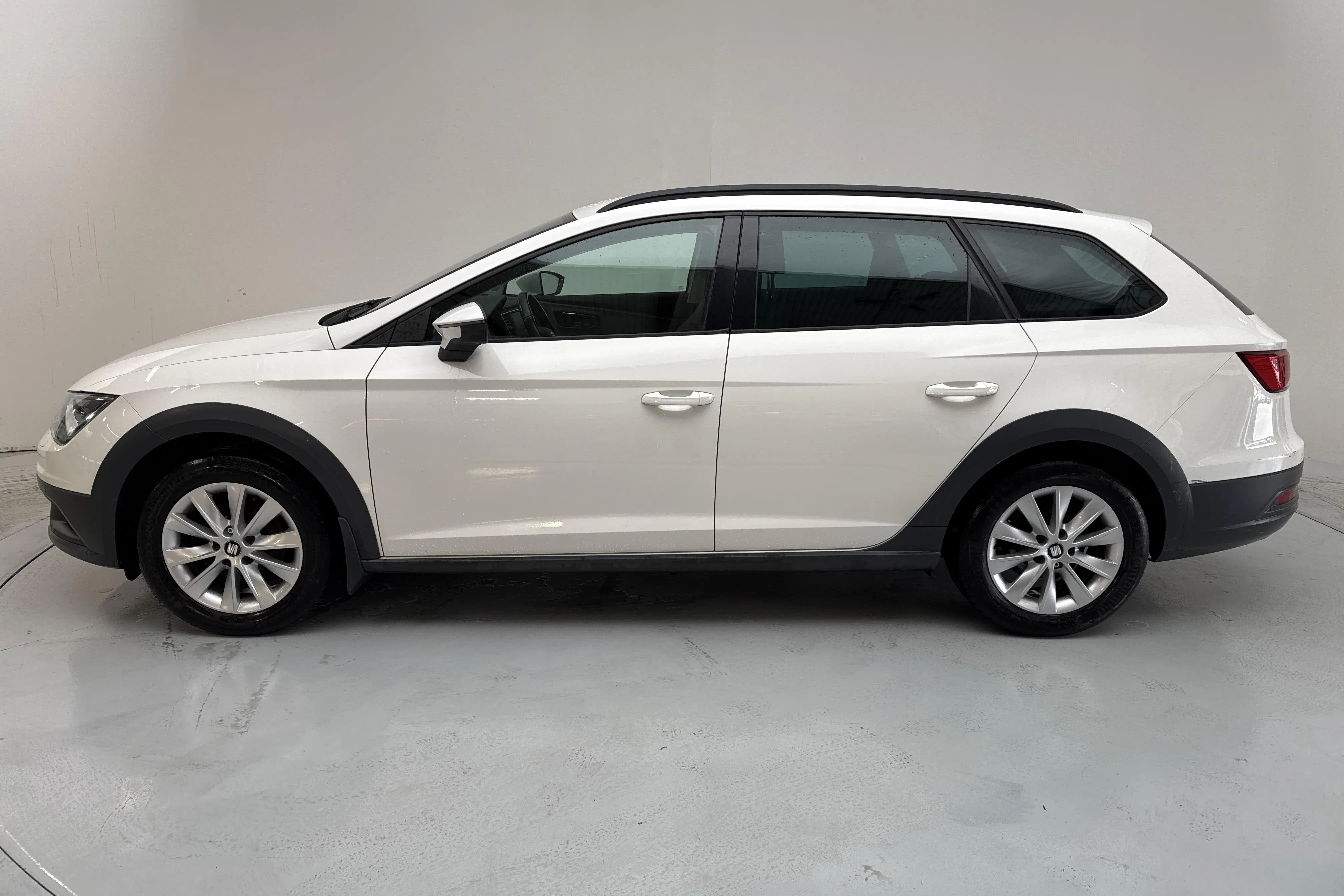 Presentation photo 2 of 13: Seat Leon 1.4 TSI ST X-Perience (125hk) - 146 520 km - Manual - white - 2016