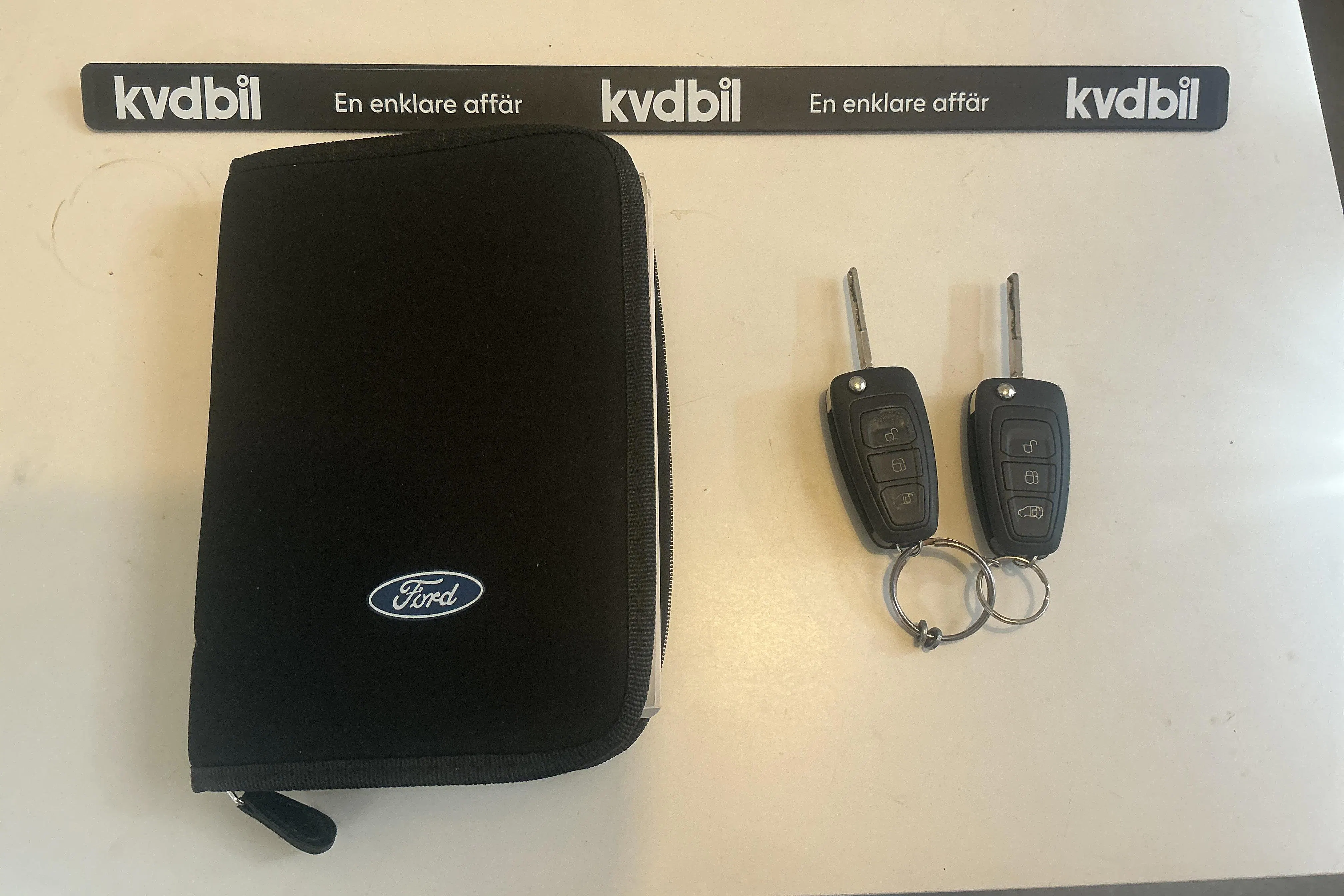 Presentationsfoto 19 av 19: Ford Transit Connect 1.5 TDCi (100hk) - 6 395 mil - Automat - vit - 2016