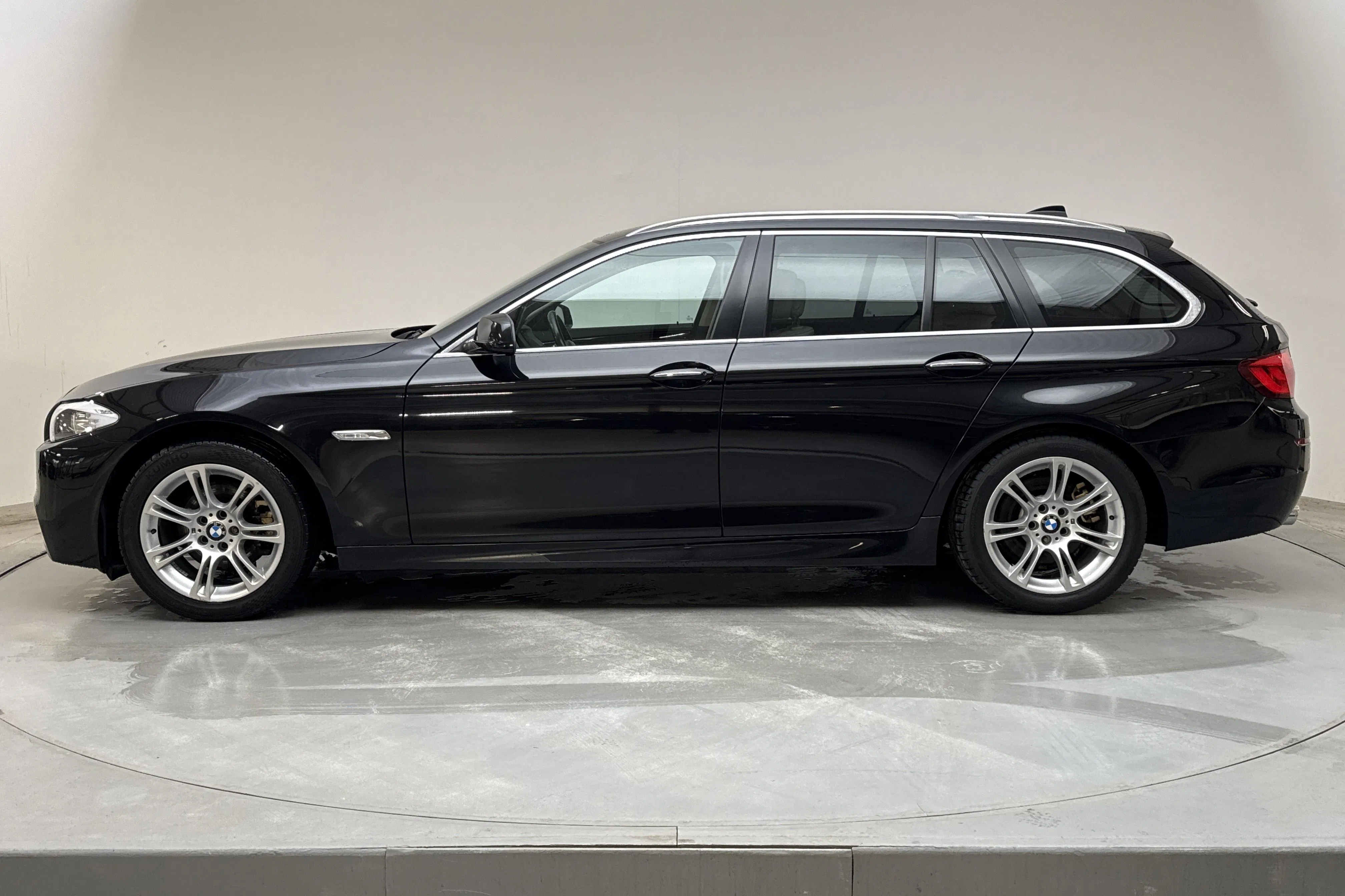 Presentation photo 2 of 14: BMW 520d Touring, F11 (200hk) - 255 250 km - Automatic - black - 2013