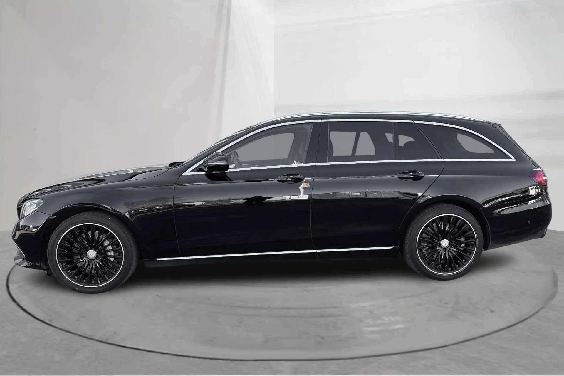 Presentationsfoto 2 av 20: Mercedes E 300 de Kombi S213 (316hk) - 18 575 mil - Automat - svart - 2019