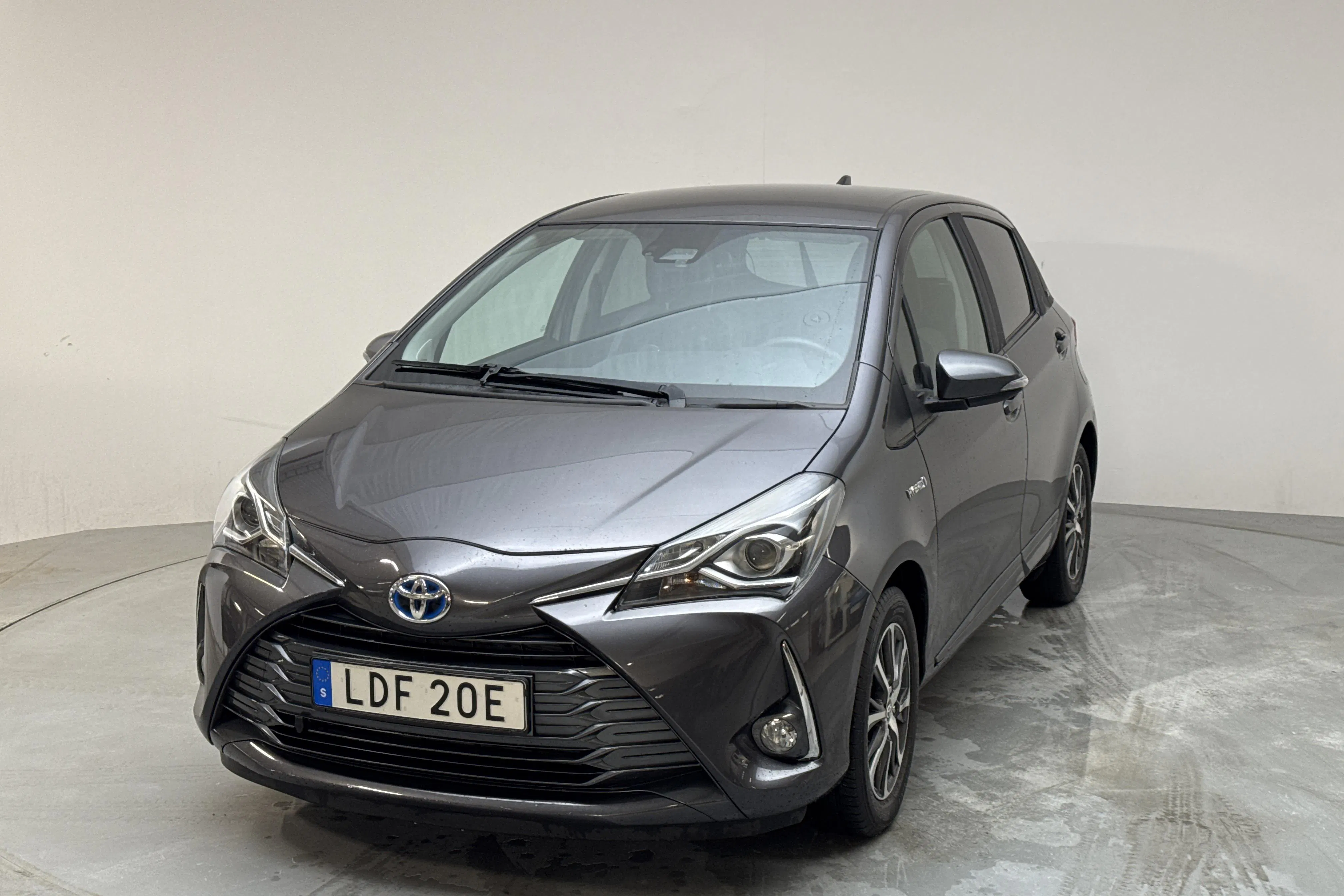 Presentation photo 1 of 13: Toyota Yaris 1.5 Hybrid 5dr (101hk) - 51 150 km - Automatic - Dark Grey - 2019