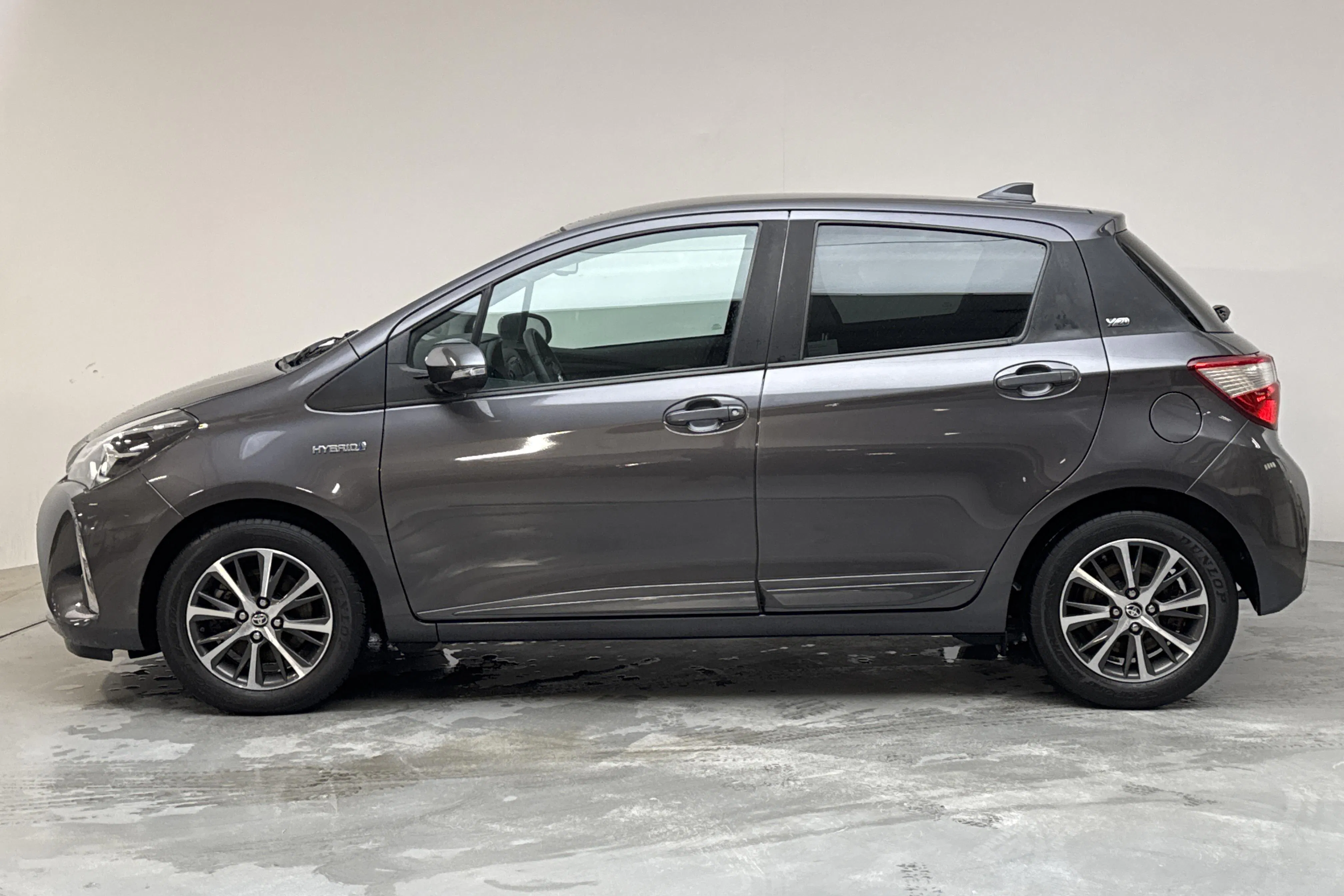 Presentation photo 2 of 13: Toyota Yaris 1.5 Hybrid 5dr (101hk) - 51 150 km - Automatic - Dark Grey - 2019