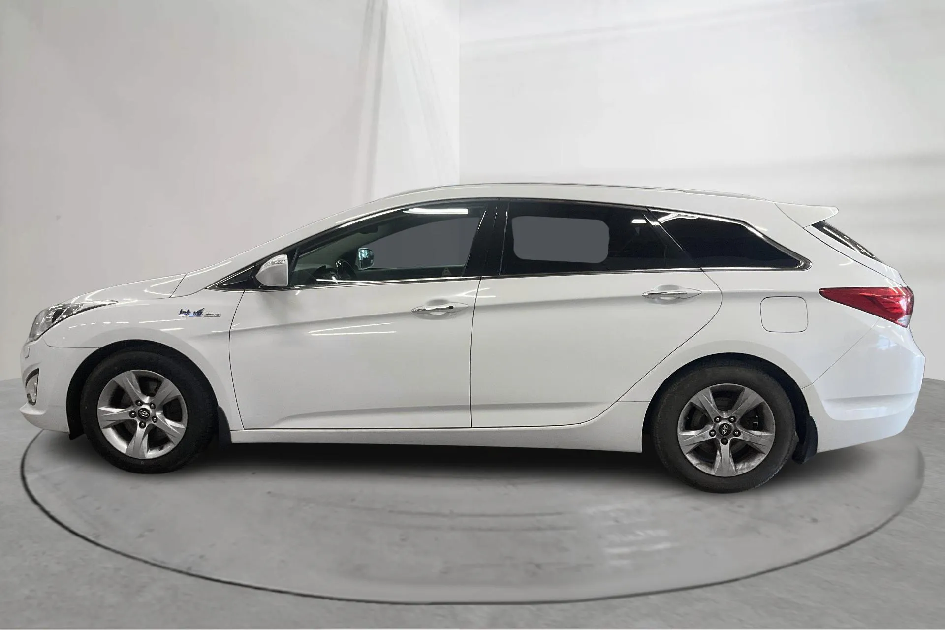 Presentationsfoto 2 av 16: Hyundai i40 1.7 CRDi Kombi (136hk) - 25 270 mil - Manuell - vit - 2012