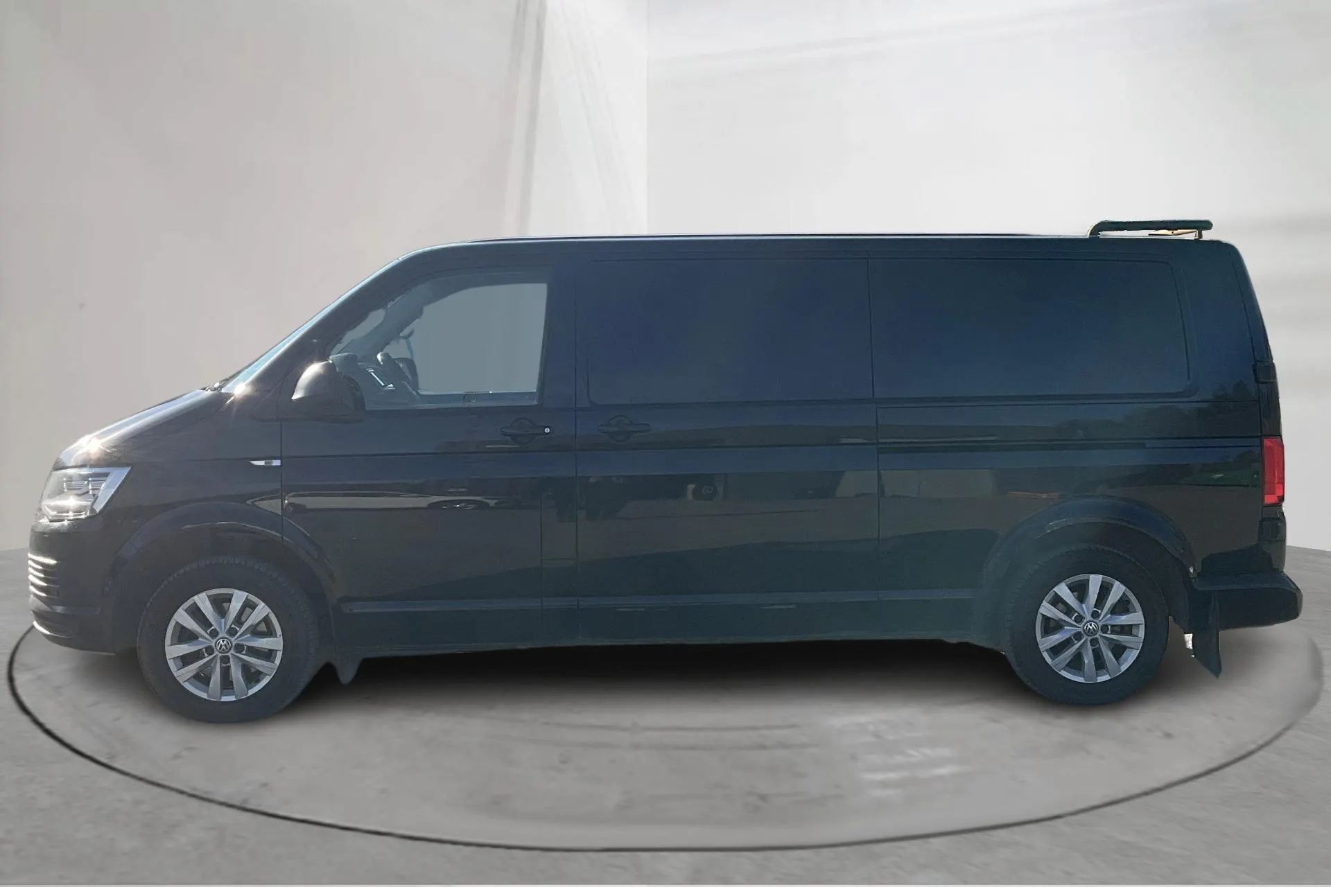 Presentation photo 2 of 14: VW Transporter T6 2.0 TDI BMT Skåp 4MOTION (150hk) - 176 210 km - Automatic - black - 2019