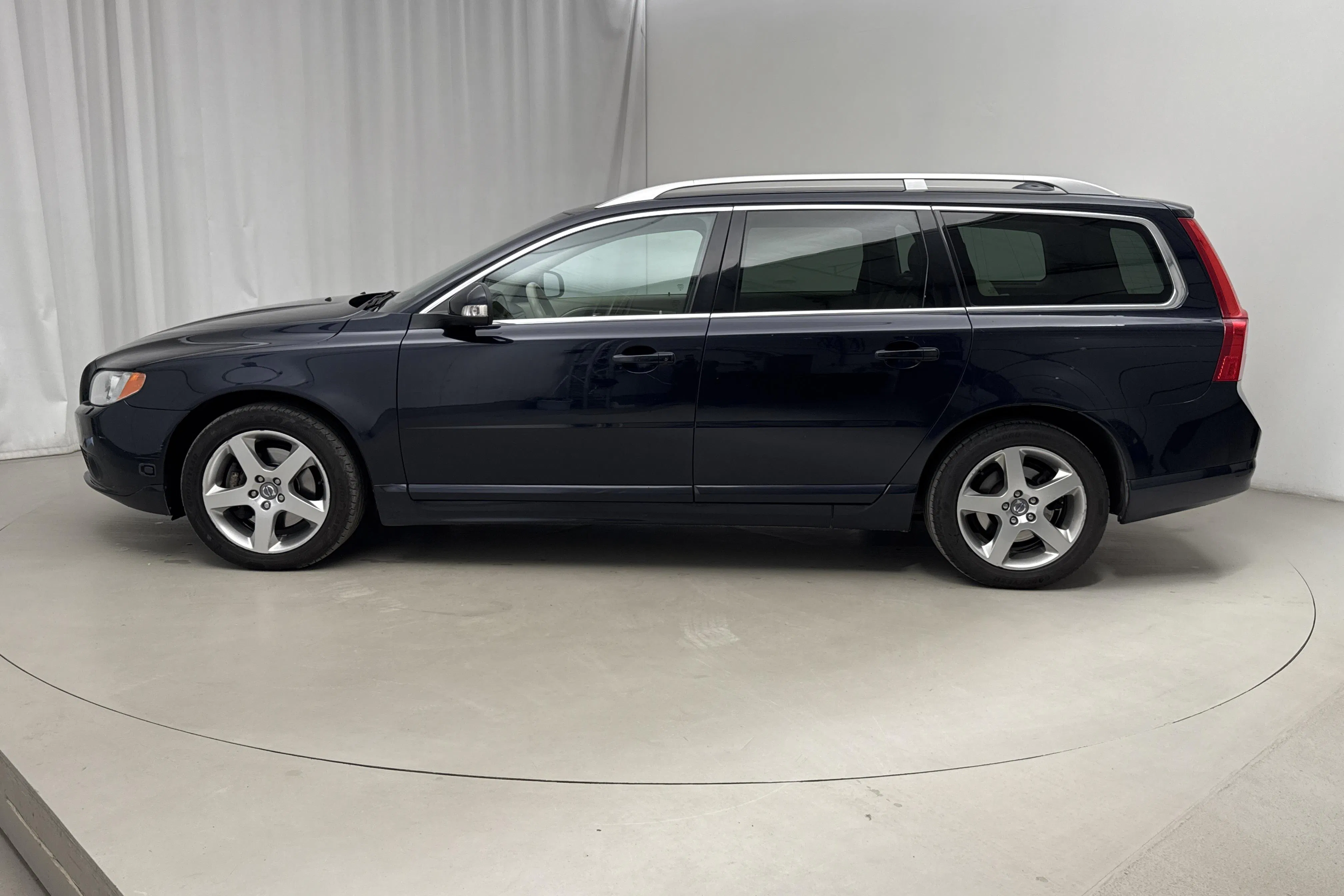 Presentationsfoto 2 av 14: Volvo V70 II 2.5FT (231hk) - 26 655 mil - Automat - Dark Blue - 2010