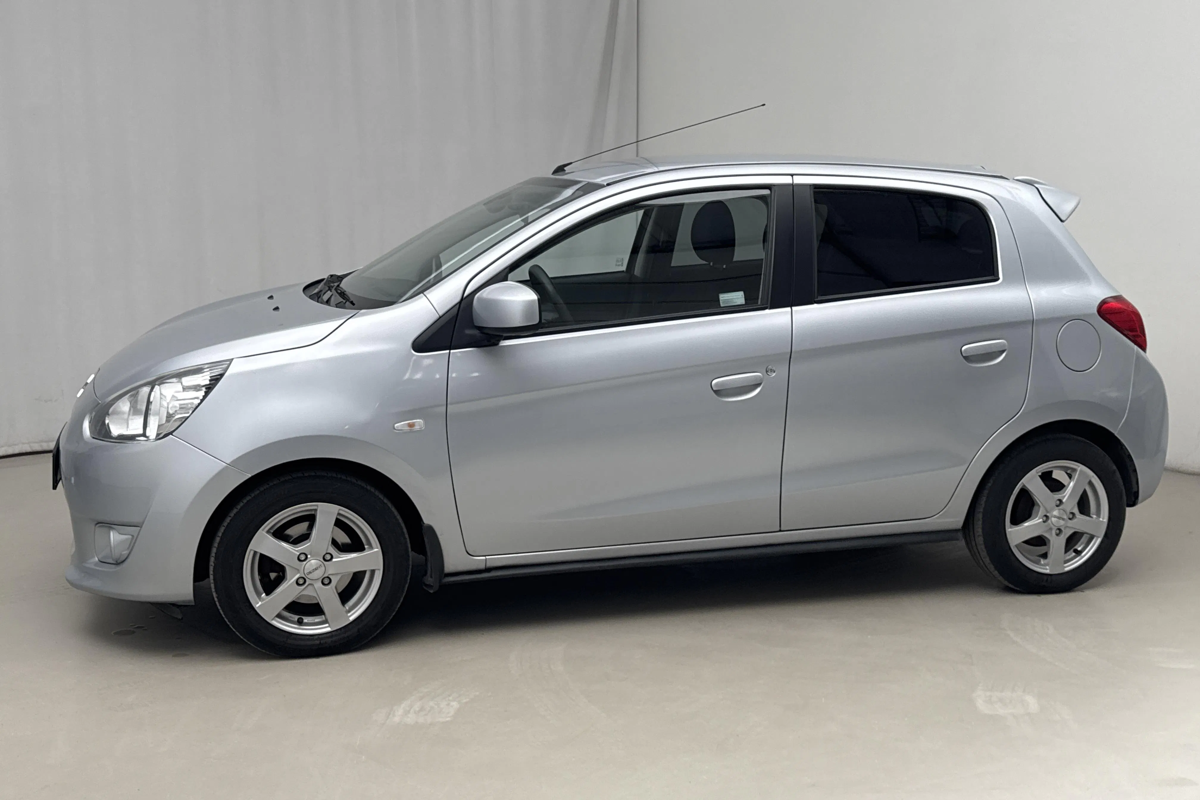 Presentation photo 2 of 14: Mitsubishi Space Star 1.2 5dr (80hk) - 86 000 km - Manual - silver - 2013