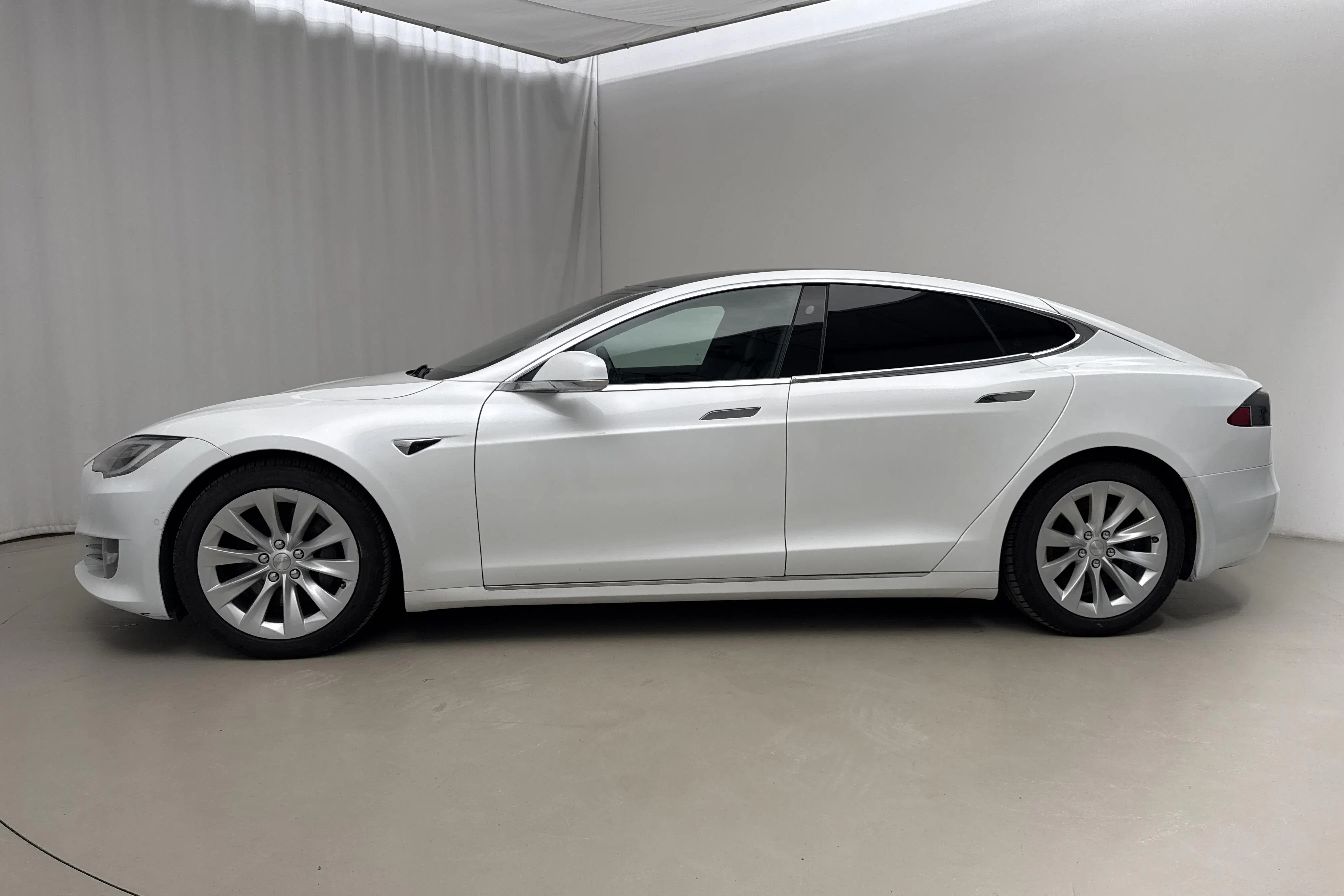Presentationsfoto 2 av 24: Tesla Model S Dual Motor Standard Range AWD - 17 076 mil - Automat - vit - 2019