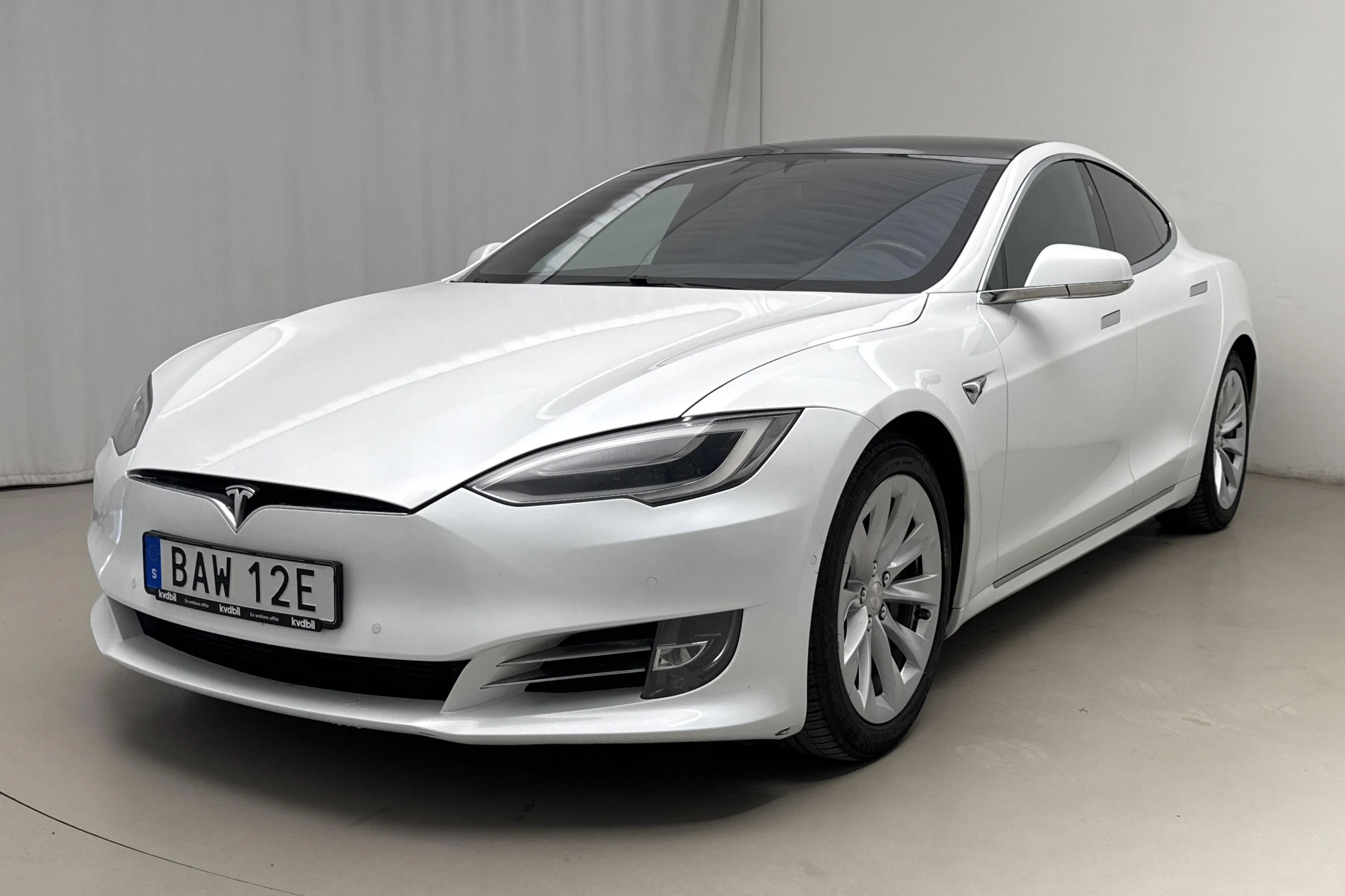 Presentationsfoto 1 av 24: Tesla Model S Dual Motor Standard Range AWD - 17 076 mil - Automat - vit - 2019