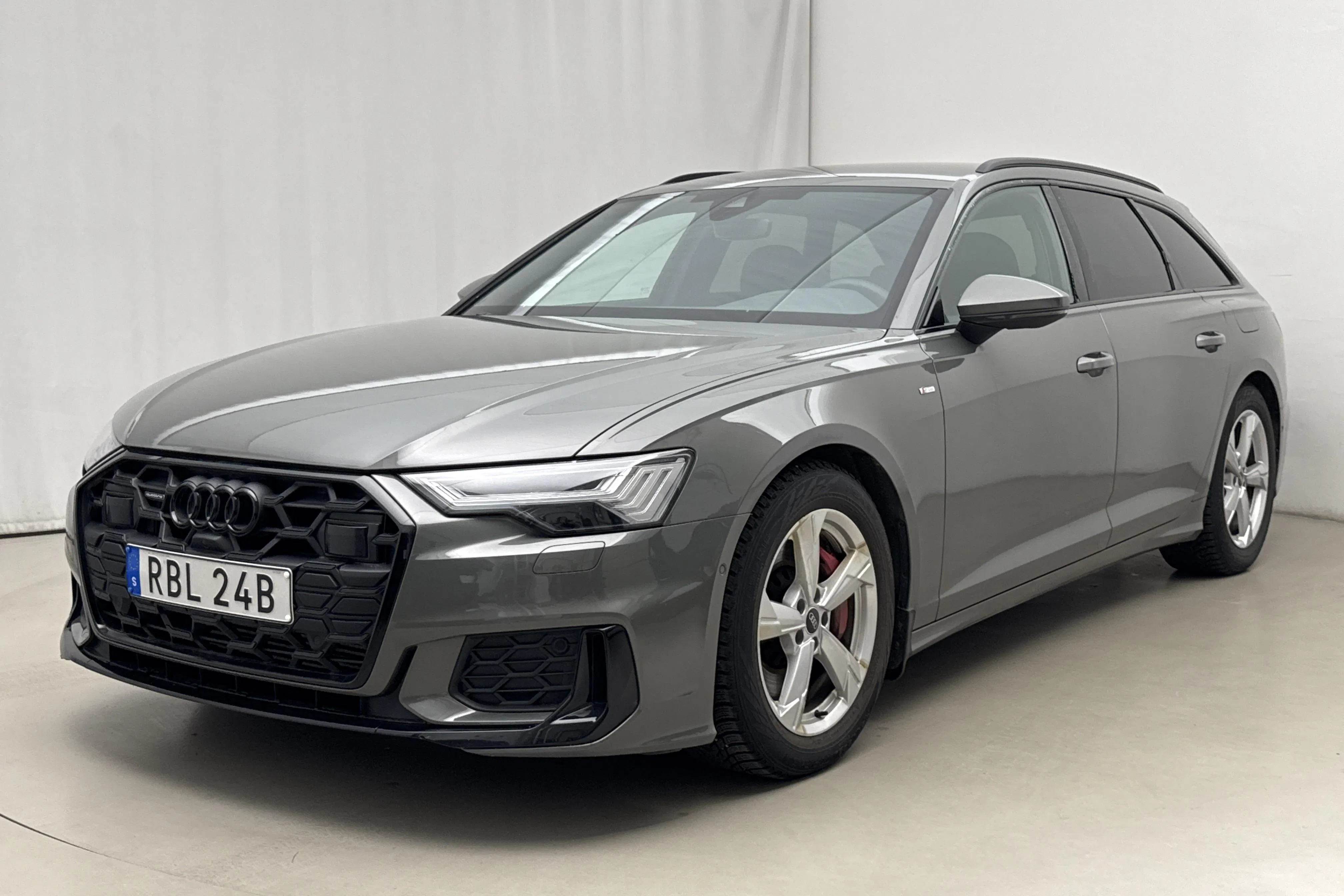 Presentation photo 1 of 20: Audi A6 Avant 55 TFSI e quattro (367hk) - 55 880 km - Automatic - gray - 2025