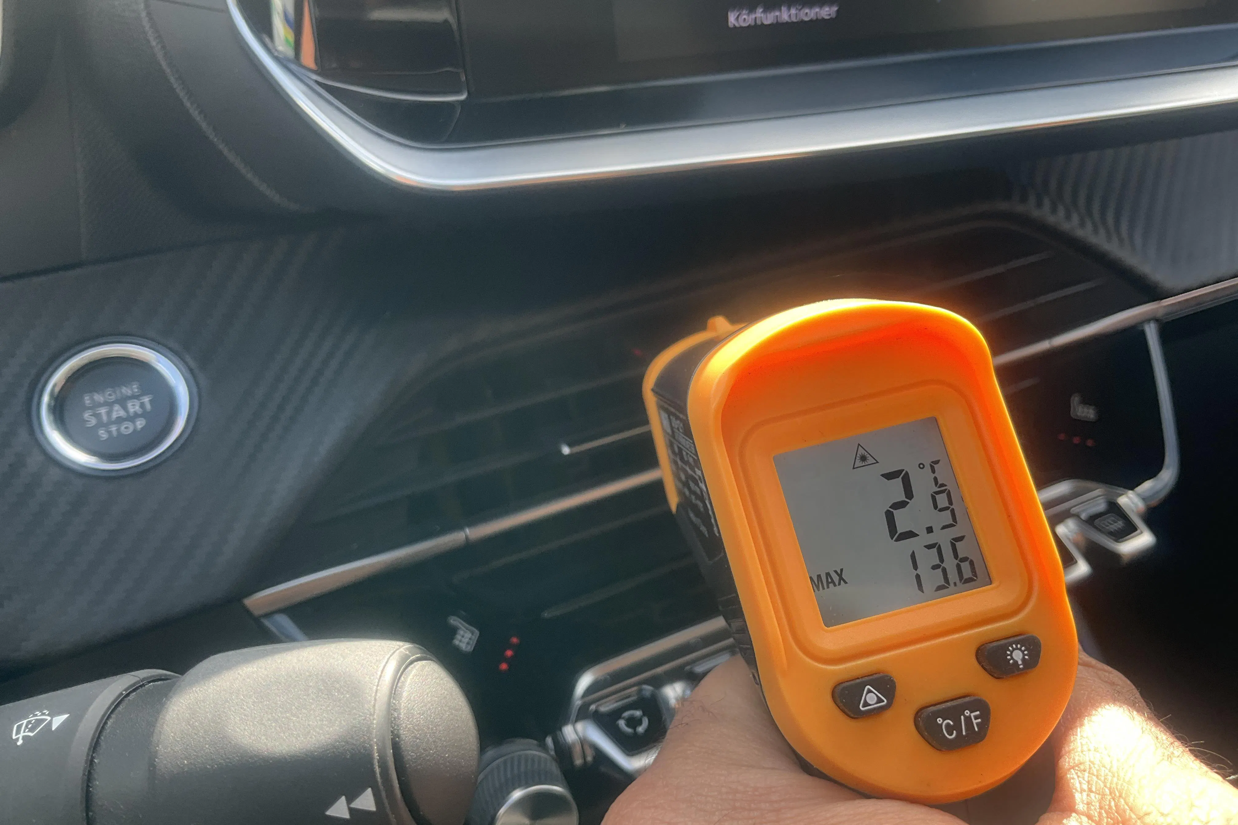 Presentation photo 18 of 18: Peugeot e-208 50kWh 5dr (136hk) - 43 680 km - Automatic - black - 2022