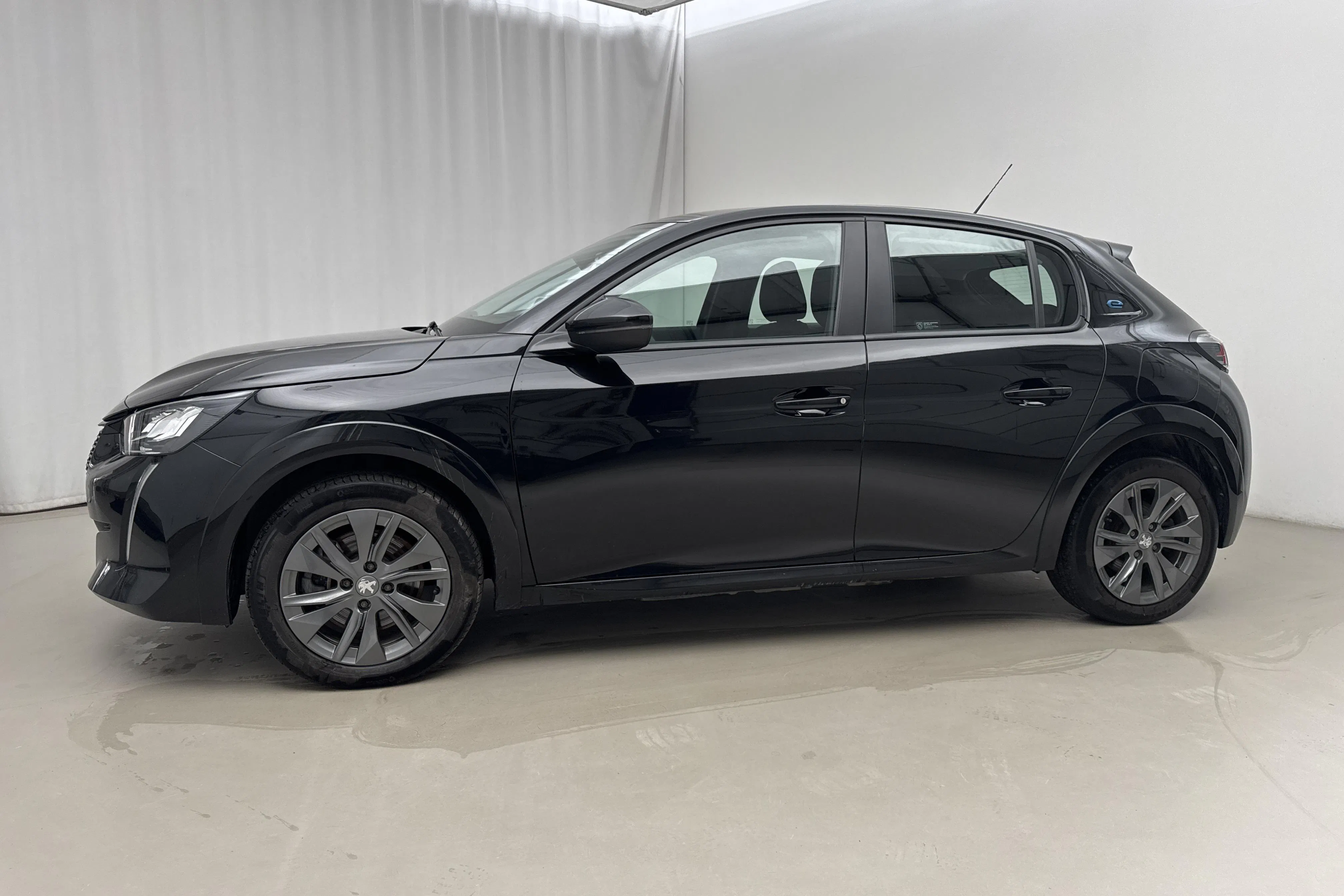 Presentation photo 2 of 18: Peugeot e-208 50kWh 5dr (136hk) - 43 680 km - Automatic - black - 2022
