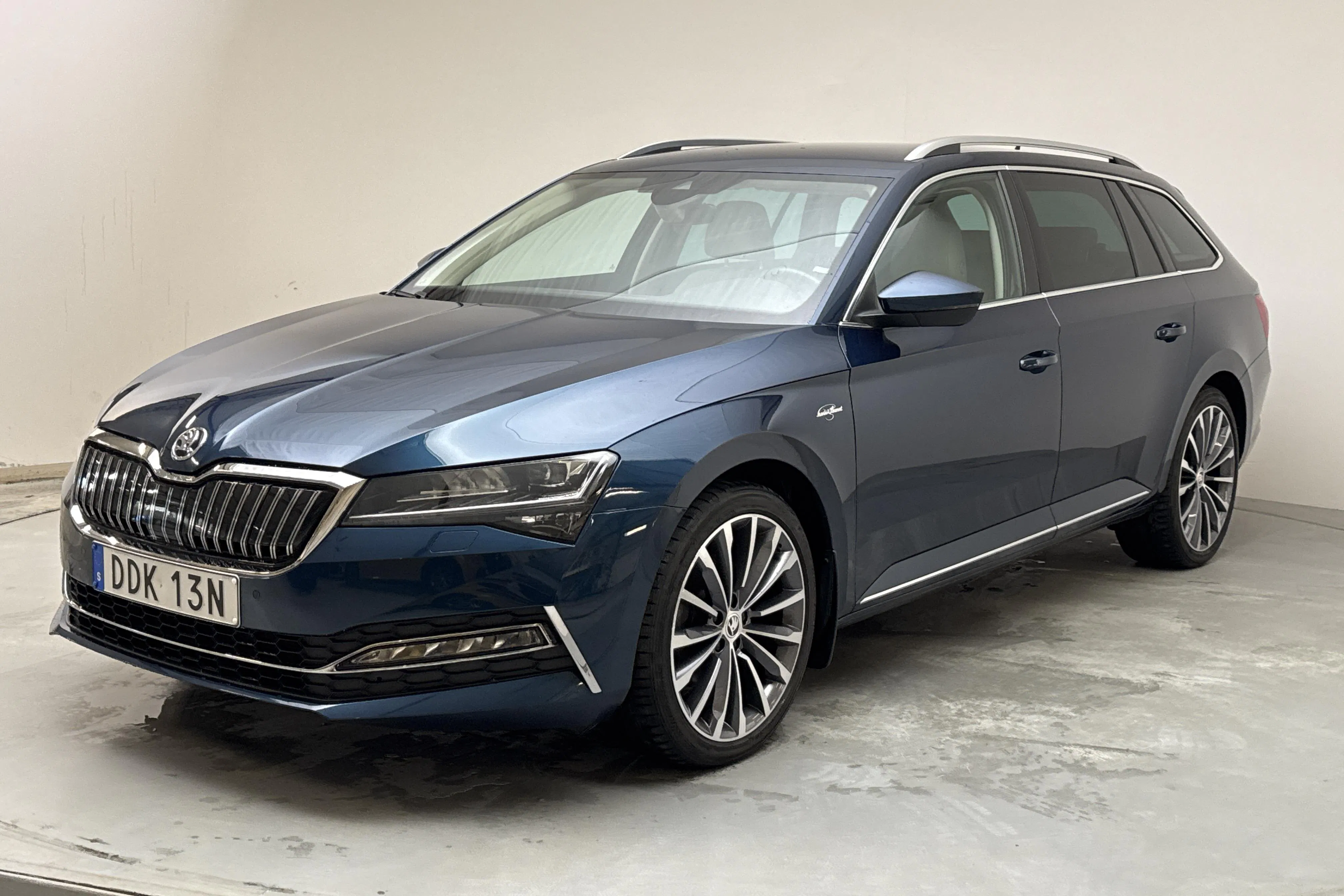 Presentation photo 1 of 19: Skoda Superb 1.4 TSI PHEV Kombi (218hk) - 79 570 km - Automatic - blue - 2023