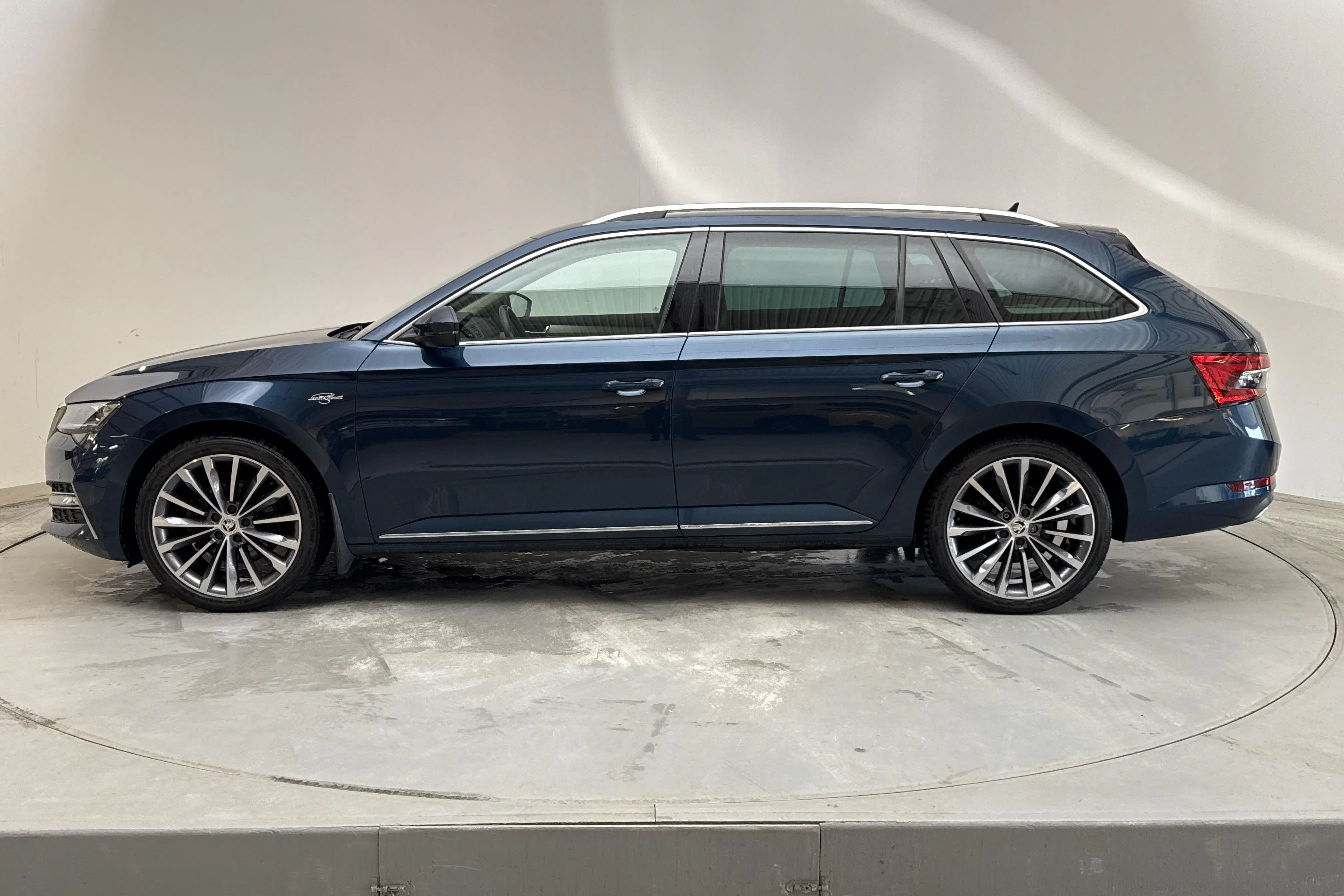 Presentation photo 2 of 19: Skoda Superb 1.4 TSI PHEV Kombi (218hk) - 79 570 km - Automatic - blue - 2023