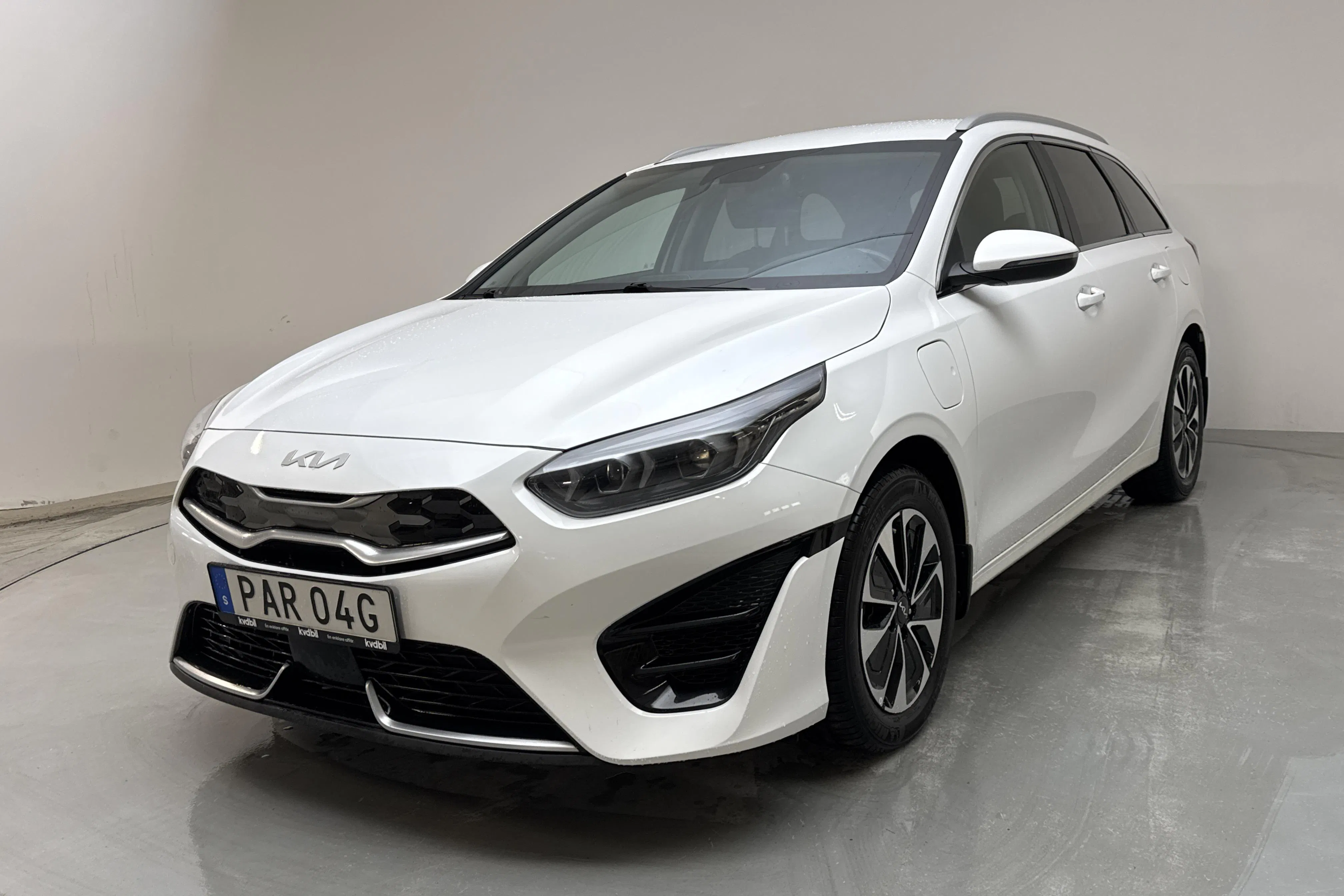 Presentationsfoto 1 av 16: KIA Ceed 1.6 Plug-in Hybrid SW (141hk) - 8 745 mil - Automat - vit - 2022