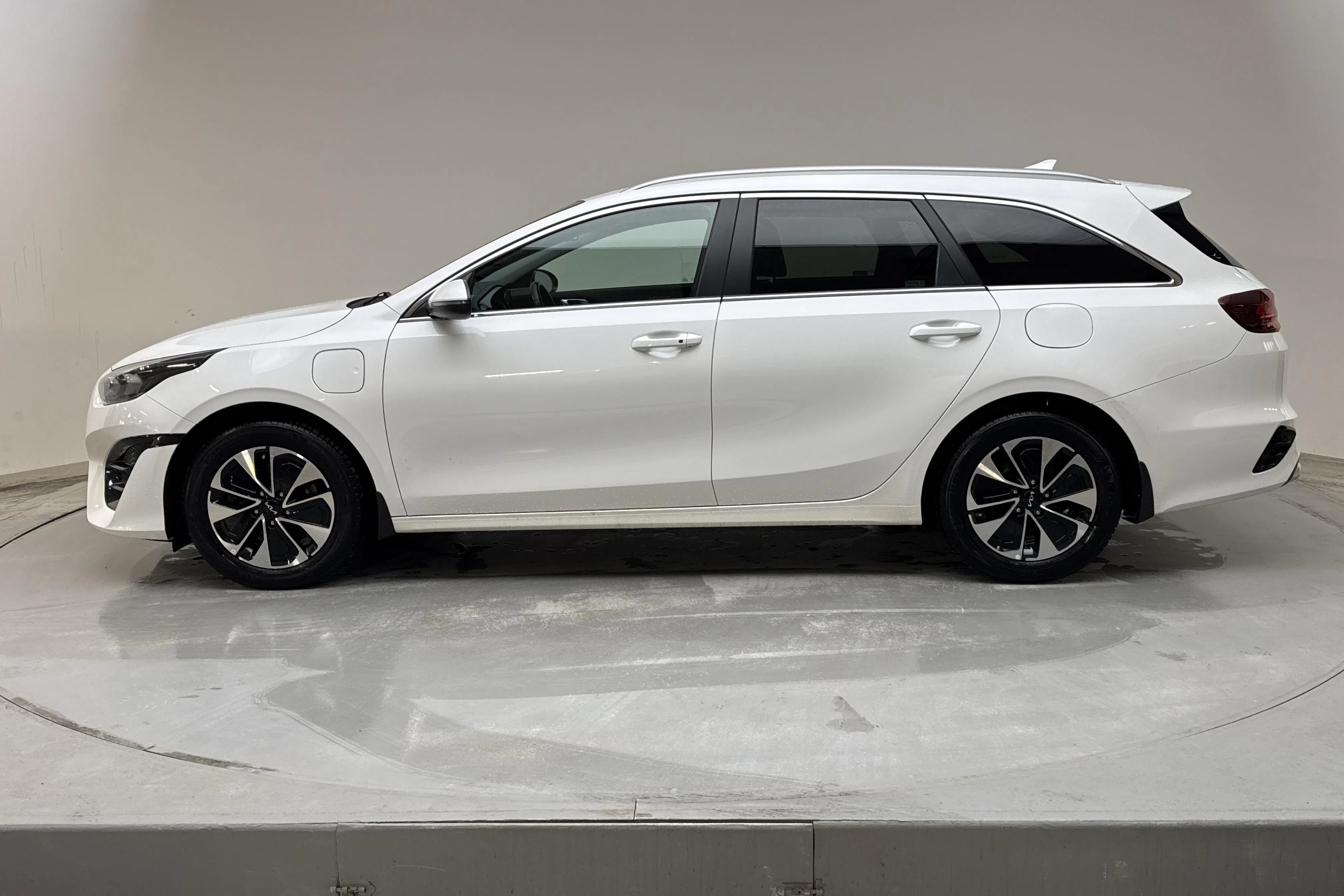 Presentationsfoto 2 av 16: KIA Ceed 1.6 Plug-in Hybrid SW (141hk) - 8 745 mil - Automat - vit - 2022