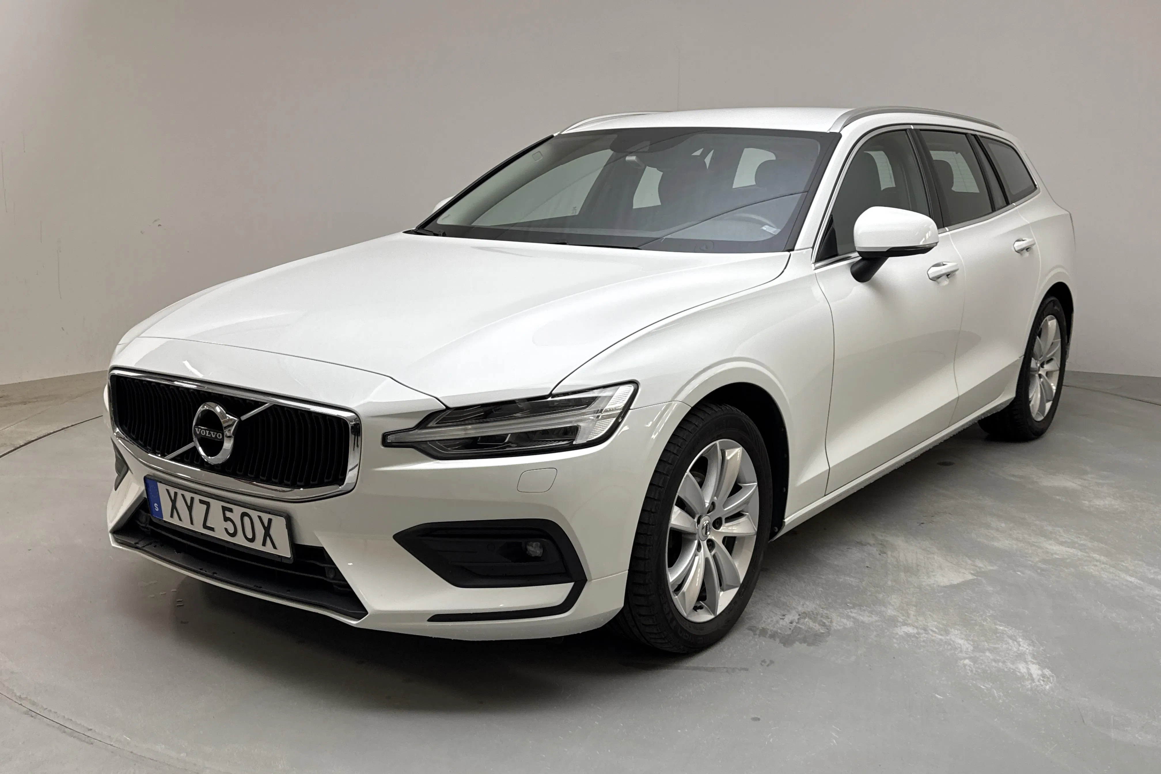 Presentationsfoto 1 av 15: Volvo V60 D4 (190hk) - 15 875 mil - Manuell - vit - 2020